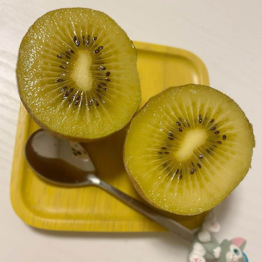 桃乃木かなさんのインスタグラム写真 - (桃乃木かなInstagram)「キウイ甘かった〜😋🥝 #HACHIKU #フルーツ販売 #博多産甘うい #糖度16度以上だって！」11月25日 9時06分 - kana_momonogi