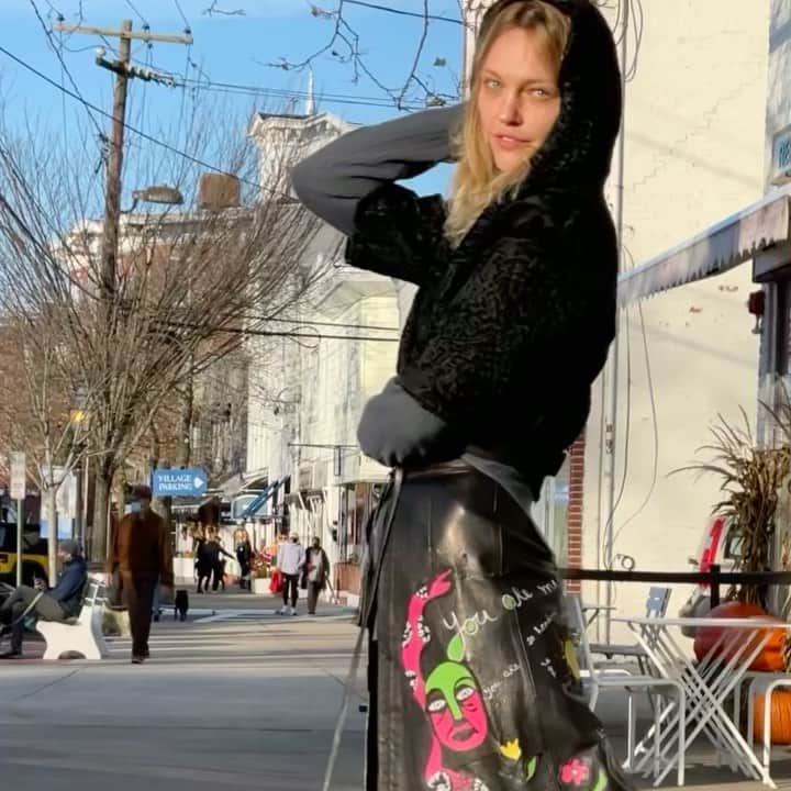 サーシャ・ピヴォヴァロヴァのインスタグラム：「Out and about」