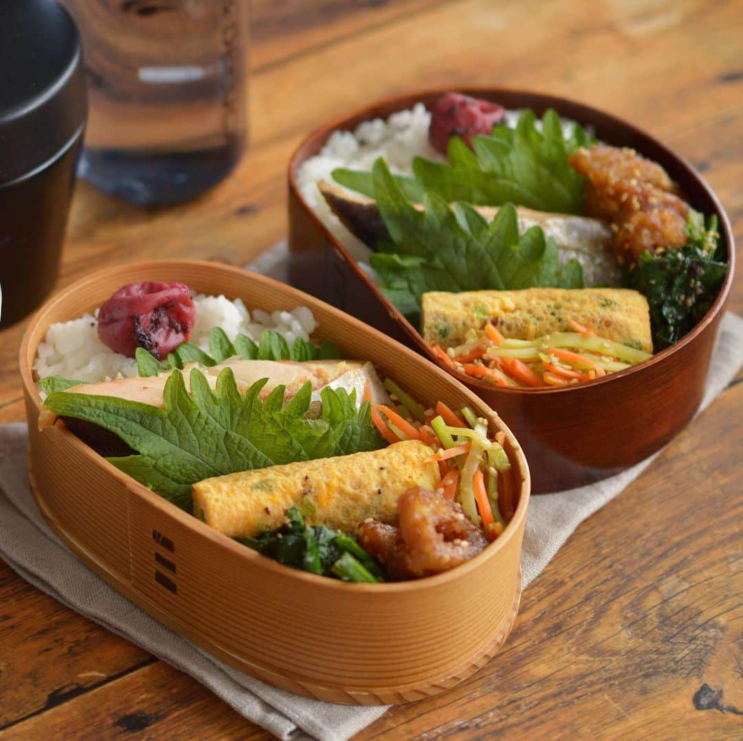 yukiyoのインスタグラム：「2020.11.25* ・ 今日のお弁当 ・ ご飯に梅干し 焼き塩秋鮭 ネギ入り玉子焼き ほうれん草胡麻和え 蓮根甘辛 ブロッコリーの茎と人参炒め（中華味） ・ お湯を入れるお味噌汁 ・ ・ ここ数年家でパソコン使うのは 年賀状印刷とiTunes、写真管理だけになってしまった。 ・ もうブログもホームページ作りもしないだろう （WEBコンテンツ作成仕事でやるから家じゃやらん笑） ・ …って事で パソコン買い換えようかと。 ・ デスクトップでは無くノートに WindowsではなくMacに MacBook Airに… ・ ・ どうなの？ どれが良いの？ ・ ・ Mac使いの方で詳しい方いらっしゃいませんか？ ・ ・ #お弁当 #obento #bento #lunch #lunchbox #onthetable #japanesefood #暮らし #曲げわっぱ #lin_stagrammer #ロカリ #おうちごはんLover #マカロニメイト #IGersJP #フーディーテーブル」