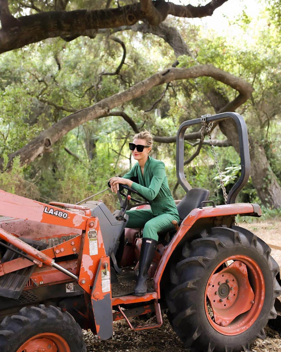 ハイディメリックのインスタグラム：「Had family tractor day. Went swimmingly. Please picture me like this forever.」