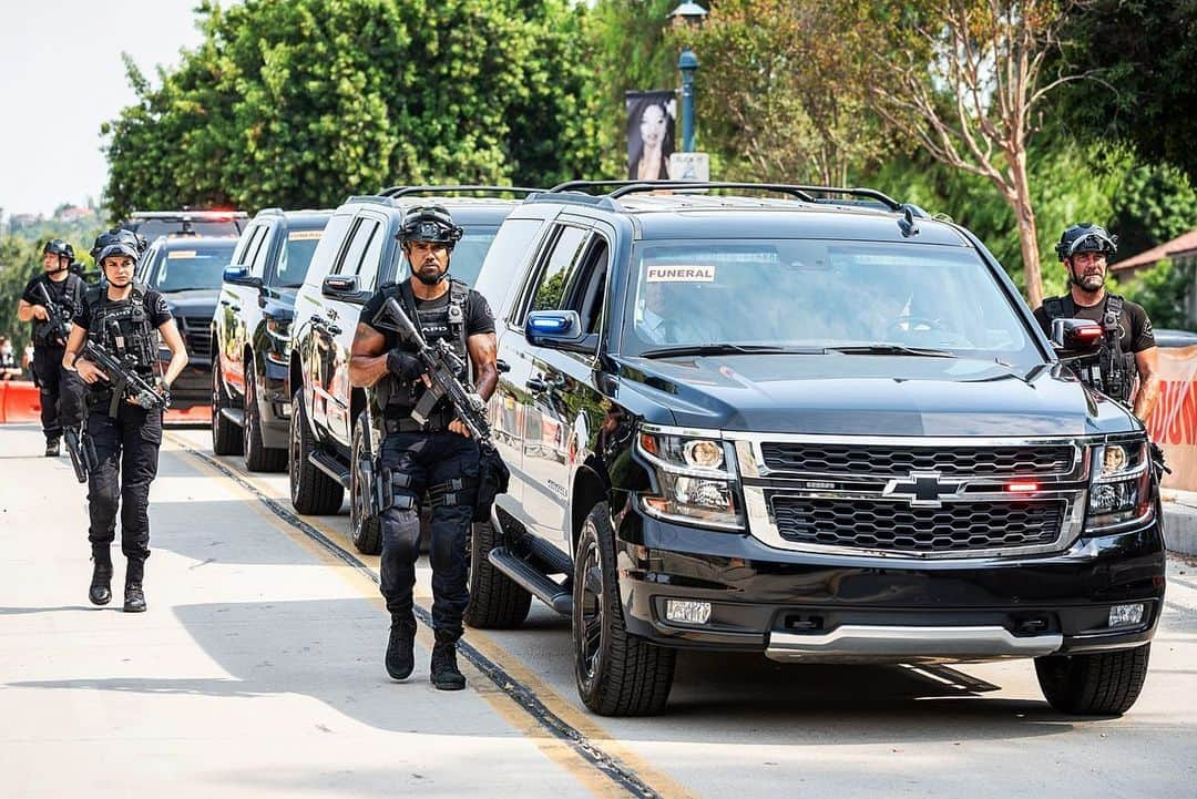 シェマー・ムーアさんのインスタグラム写真 - (シェマー・ムーアInstagram)「Don’t forget to tune in for an all new @swatcbs Tomorrow Night 10/9c on @cbstv 🔥💣💥 #swat #rollswat」11月25日 9時12分 - shemarfmoore