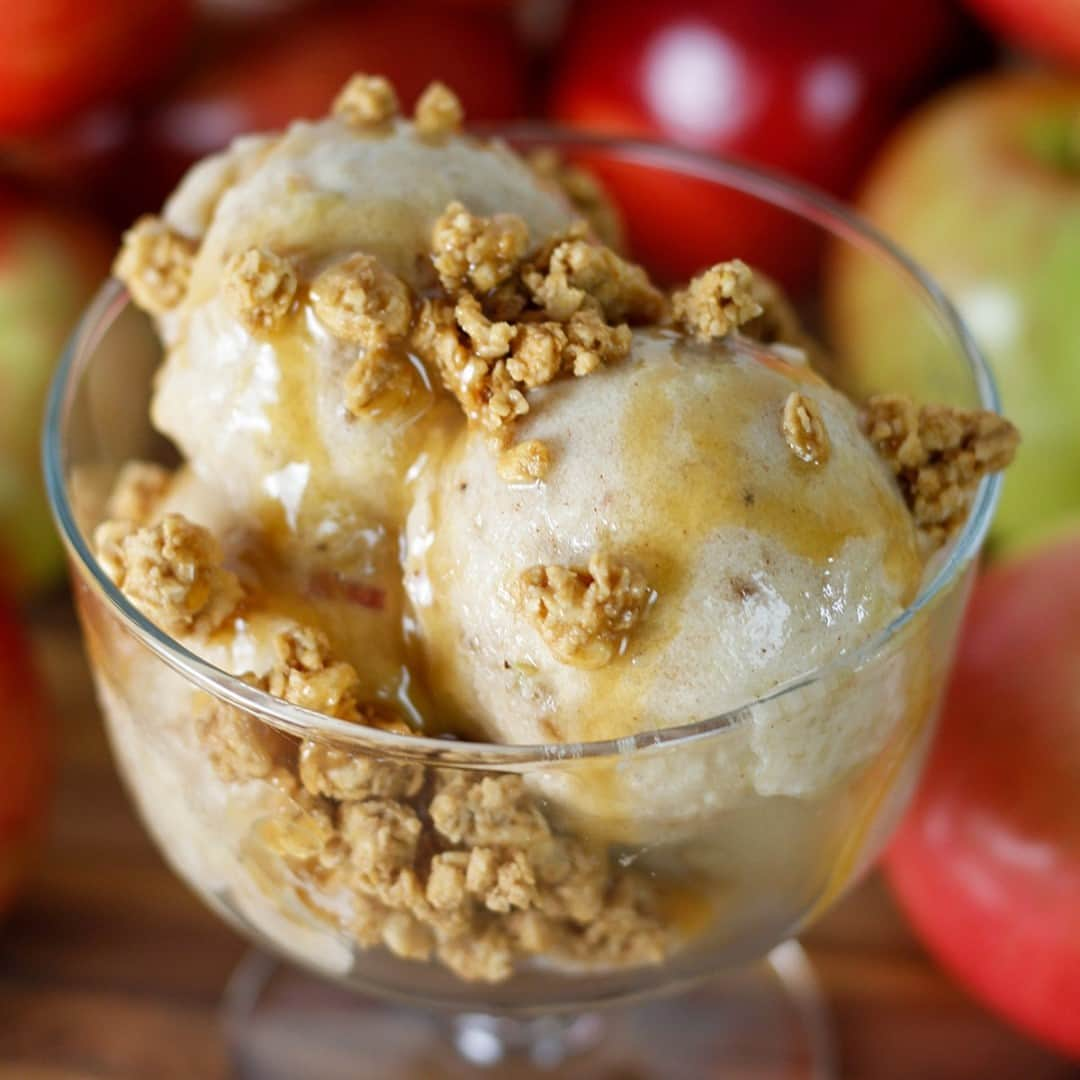 Yonanasのインスタグラム：「Experience full-on fall flavor in every bite of this Apple Crisp Yonanas recipe! It only takes seconds to make this sweet, but healthy treat. Check out the link in our profile for the simple recipe.」