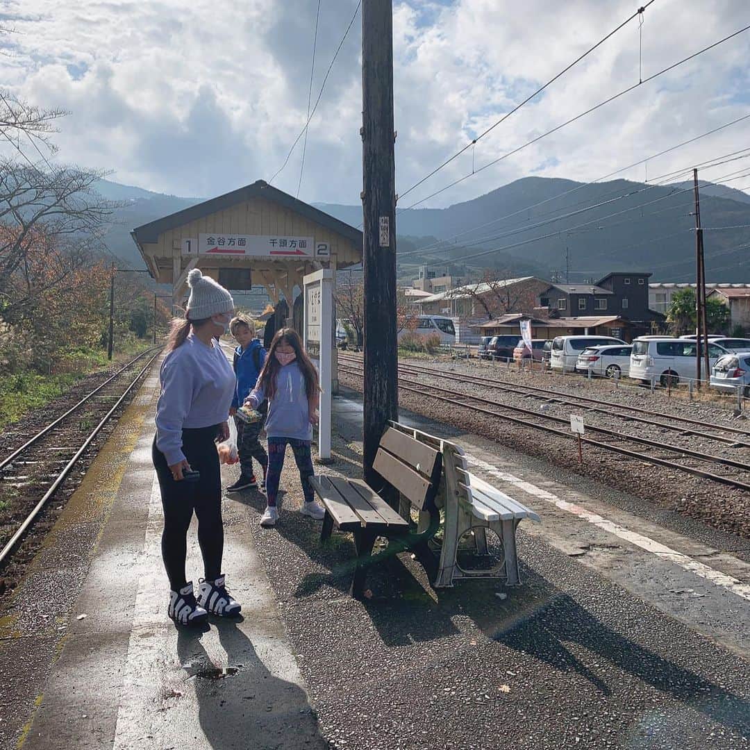 MINMIさんのインスタグラム写真 - (MINMIInstagram)「山中に響き渡る汽笛。初めてのSLは想像以上に感動でした！連れて行ってくれた仲間達ありがとう♡ #SL #大井川鐵道 #ぽっぽや　舞台になったところらしい #紅葉　#日本の秋　#田園風景  #汽車　#蒸気機関車　 #japan  #無限列車　ではない笑」11月25日 9時16分 - minmidesu