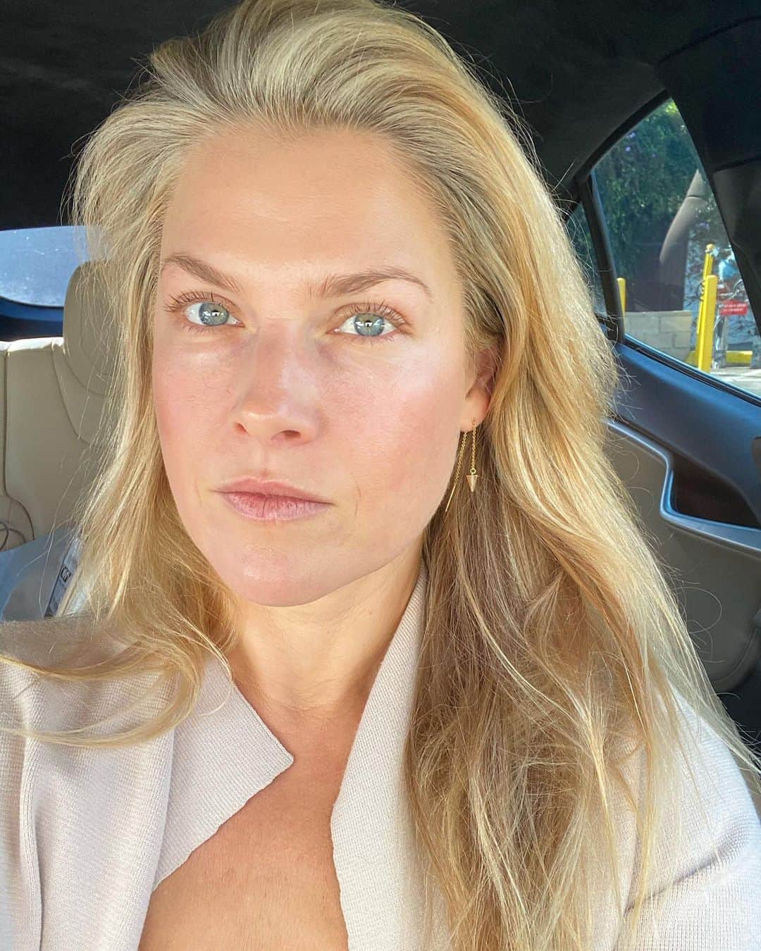 アリ・ラーターのインスタグラム：「Rolling into the holiday weekend with fresh highlights! Thank you @traceycunningham1 for keeping me safe and bright!」