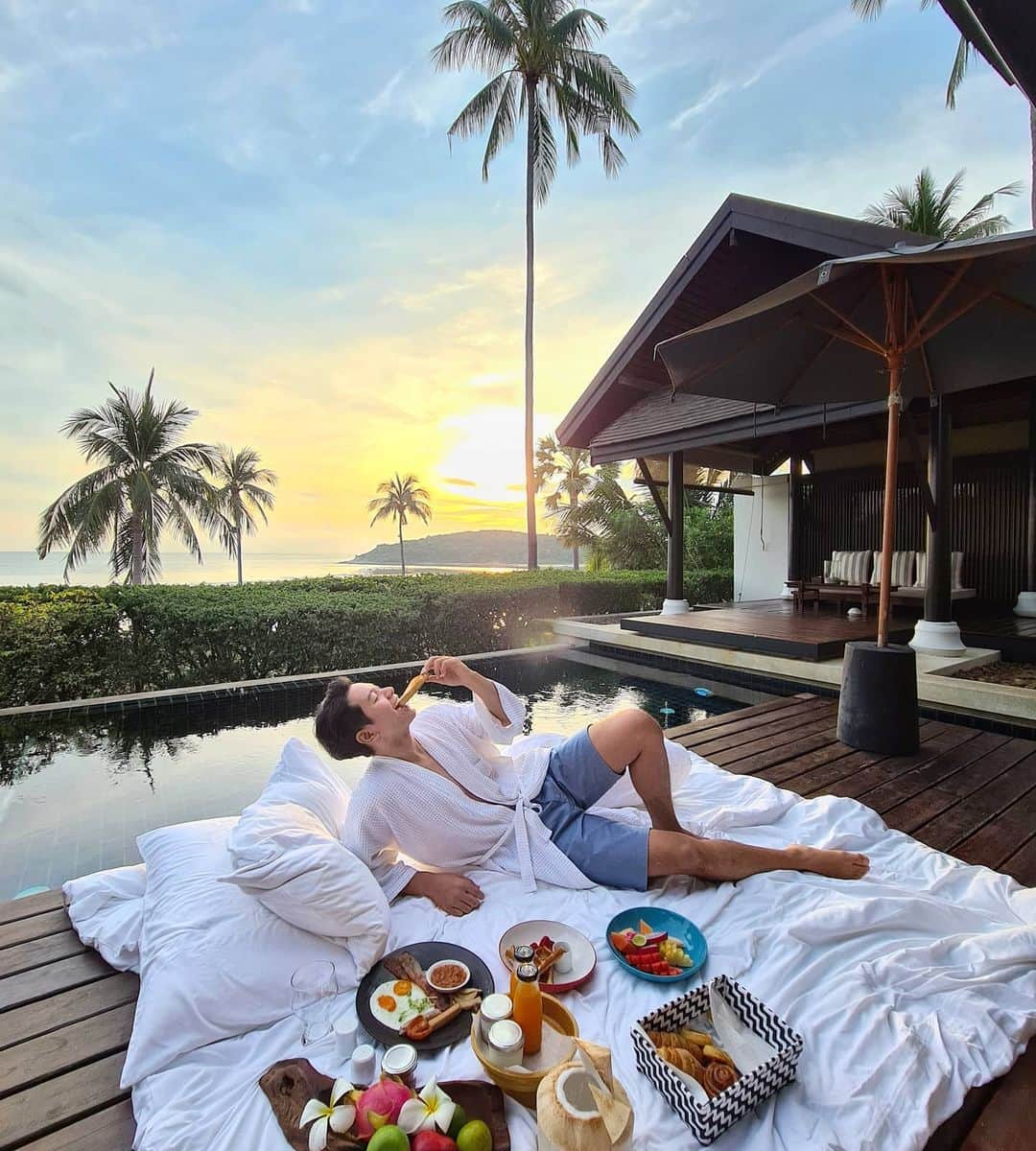 アイス・サランユーのインスタグラム：「Breakfast beside the pool 🌊 ไม่ลากลงน้ำแล้วน้า 😜 ข้างๆสระน้ำพอ  @anantaralawana  #anantaralawana  #samui  #sanooksnap  #เที่ยวทั่วไทยกับไอซ์ศรัณยู」
