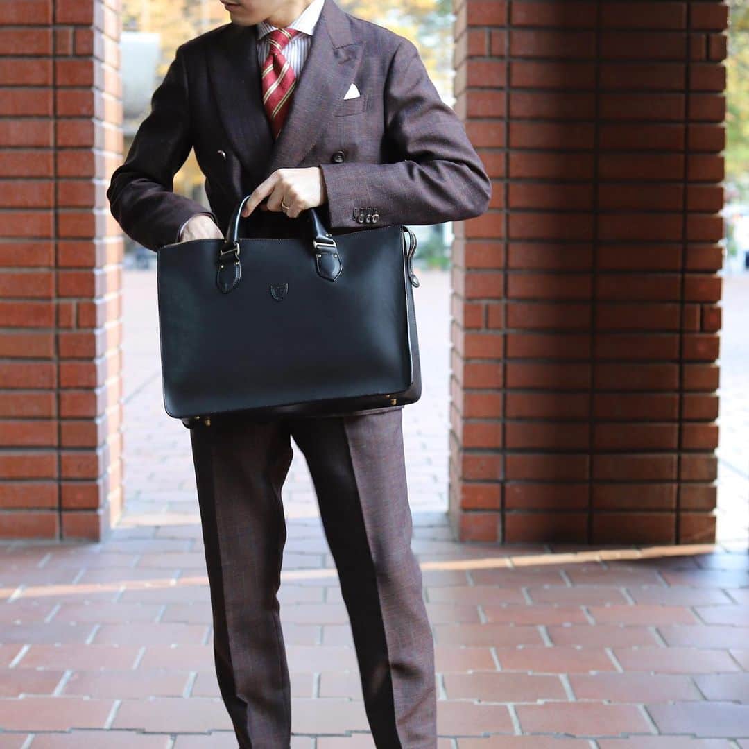 Felisi Japan 〔フェリージ〕さんのインスタグラム写真 - (Felisi Japan 〔フェリージ〕Instagram)「【Felisi Leather Business Bag】 . エグゼクティブな印象を放つブラックのレザーブリーフ。 シックなカラーは、あなたのストイックなイメージを引き立てます。 . . ■Bag Model No. 1839/A Price：¥121,000 . . 本日11/25(水)までFIGOメンバーズカードのポイントが5倍になる 「FIGOメンバーズカード5倍ポイントキャンペーン」を開催しております。 通常3％のポイント還元が、期間中は15％還元となる 大変お得な機会に、是非フェリージをご利用くださいませ。 . . . #felisi #felisiselection #businesbag #briefcase #totebag #leatherbag #madeinitaly #フェリージ #フェリージセレクション #ビジネスバッグ #レザーバッグ #バケッタレザー #トートバッグ #レザーブリーフ #レザートート #バッグ #仕事鞄 #鞄」11月25日 9時23分 - felisi_japan