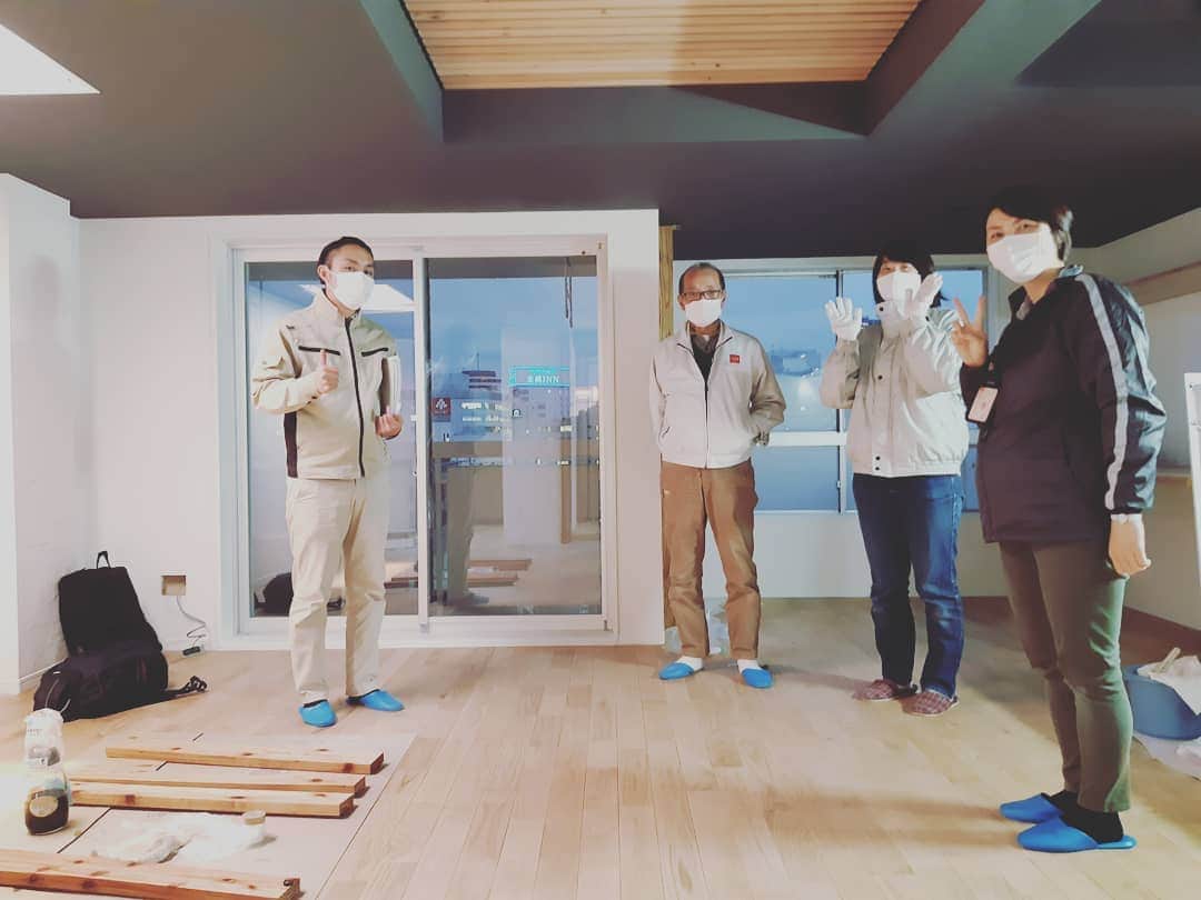crie style クリエすずき建設のインスタグラム：「来年からオープンする｢バリアフリー体験型モデルルーム｣の片付け&残作業をスタッフみんなと行いました！ 総務部のスタッフさんは現場経験初でかなり楽しんでおりました(*^^*)  #塗装作業 #木の家 #バリアフリー #生涯設計 #ライフプラン #住まいと暮らしの窓口 #住ま暮らサポート #長期優良住宅 #長期保証 #建物点検 #修繕計画 #マイホーム借上げ制度 #家事楽 #テレワーク #ホームエレベーター #介護 #平屋 #減築 #２世帯 #リフォーム #リノベーション #楽しく人生をデザイン #crie_style #クリエスタイル #クリエ #クリエすずき建設」