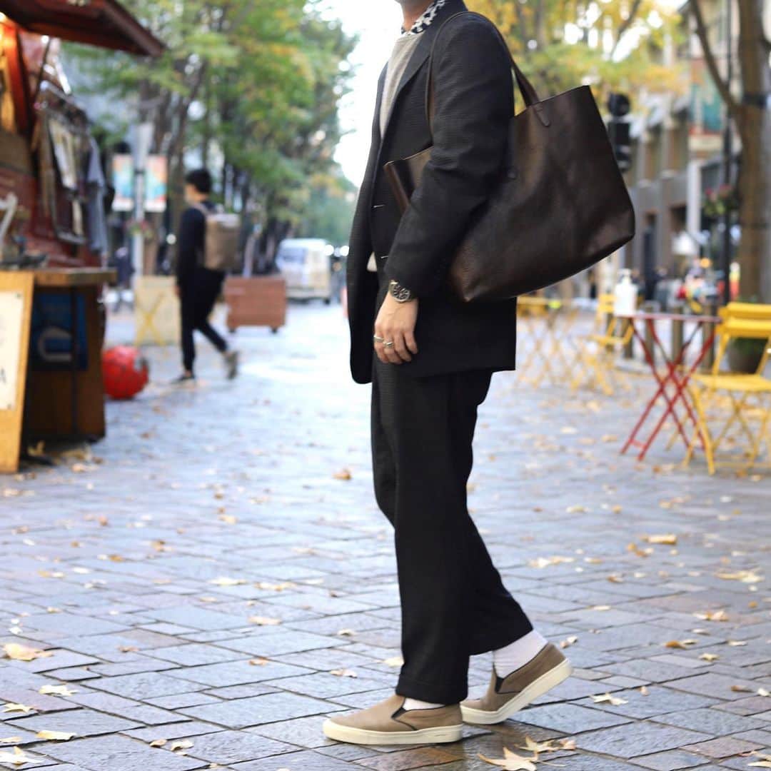 Felisi Japan 〔フェリージ〕さんのインスタグラム写真 - (Felisi Japan 〔フェリージ〕Instagram)「【Felisi Leather Business Bag】 . 穏やさ、温もりなどを与えてくれるブラウンのトートバッグ。 大人の落ち着いた雰囲気があり、革本来のナチュラルさを楽しめます。 . . ■Bag Model No. 15/50/NK+DS Price：¥82,500 . . 本日11/25(水)までFIGOメンバーズカードのポイントが5倍になる 「FIGOメンバーズカード5倍ポイントキャンペーン」を開催しております。 通常3％のポイント還元が、期間中は15％還元となる 大変お得な機会に、是非フェリージをご利用くださいませ。 . . . #felisi #felisiselection #businesbag #briefcase #totebag #leatherbag #madeinitaly #フェリージ #フェリージセレクション #ビジネスバッグ #レザーバッグ #バケッタレザー #トートバッグ #レザーブリーフ #レザートート #バッグ #仕事鞄 #鞄」11月25日 9時23分 - felisi_japan