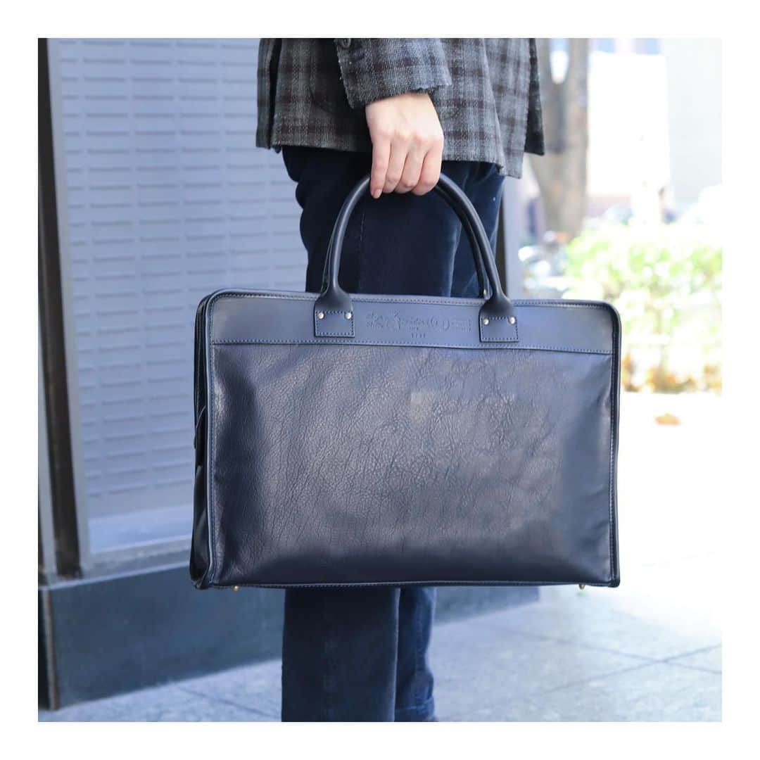 Felisi Japan 〔フェリージ〕さんのインスタグラム写真 - (Felisi Japan 〔フェリージ〕Instagram)「【Felisi Leather Business Bag】 . 知的さや誠実さを感じるネイビーのレザーブリーフ。 少し洒落っ気もあり、一味違う、 そんな個性も演出いただけるカラーです。 . . ■Bag Model No. 1781/NK+A Price：¥115,500 . . 本日11/25(水)までFIGOメンバーズカードのポイントが5倍になる 「FIGOメンバーズカード5倍ポイントキャンペーン」を開催しております。 通常3％のポイント還元が、期間中は15％還元となる 大変お得な機会に、是非フェリージをご利用くださいませ。 . . . #felisi #felisiselection #businesbag #briefcase #totebag #leatherbag #madeinitaly #フェリージ #フェリージセレクション #ビジネスバッグ #レザーバッグ #バケッタレザー #トートバッグ #レザーブリーフ #レザートート #バッグ #仕事鞄 #鞄」11月25日 9時23分 - felisi_japan