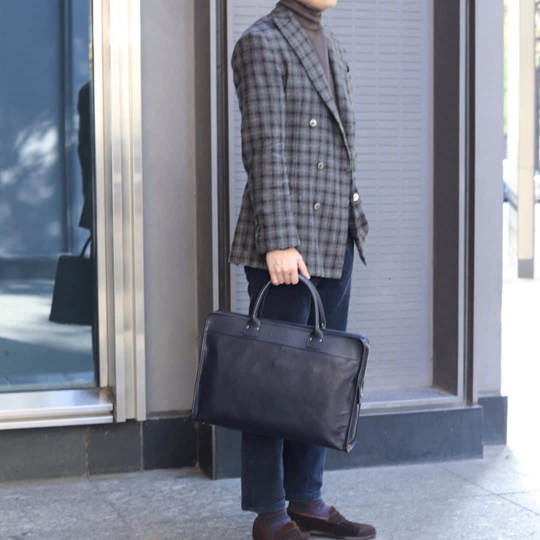Felisi Japan 〔フェリージ〕さんのインスタグラム写真 - (Felisi Japan 〔フェリージ〕Instagram)「【Felisi Leather Business Bag】 . 知的さや誠実さを感じるネイビーのレザーブリーフ。 少し洒落っ気もあり、一味違う、 そんな個性も演出いただけるカラーです。 . . ■Bag Model No. 1781/NK+A Price：¥115,500 . . 本日11/25(水)までFIGOメンバーズカードのポイントが5倍になる 「FIGOメンバーズカード5倍ポイントキャンペーン」を開催しております。 通常3％のポイント還元が、期間中は15％還元となる 大変お得な機会に、是非フェリージをご利用くださいませ。 . . . #felisi #felisiselection #businesbag #briefcase #totebag #leatherbag #madeinitaly #フェリージ #フェリージセレクション #ビジネスバッグ #レザーバッグ #バケッタレザー #トートバッグ #レザーブリーフ #レザートート #バッグ #仕事鞄 #鞄」11月25日 9時23分 - felisi_japan