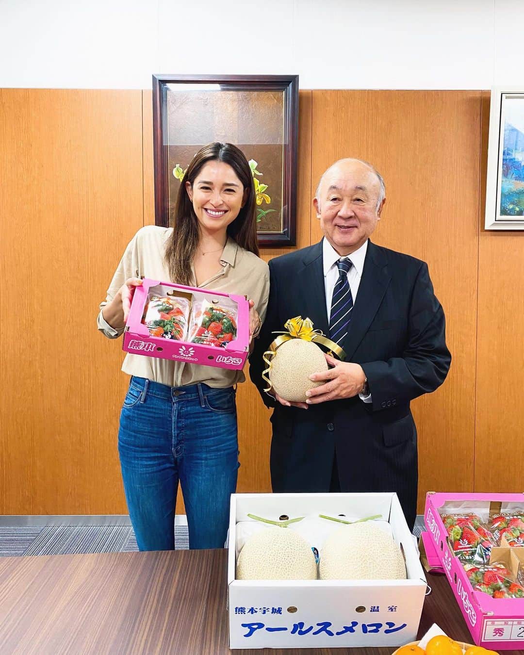 のインスタグラム：「JA熊本うきの組合長の堀さんとの ツーショット✌️🙂とてもチャーミングで 可愛らしいお方でした🥰😄 ・ 皆様をご挨拶と熊本の甘いいちご、みかんと オレンジハートのメロンを食べさせて頂きました😋🧡 ジューシーで甘くて、凄く美味しかったです🥰 ・ その後、無農薬のいちご畑 "恋のぞみ"行ってきました🍓😋 ・ JA KUMAMOTO AGRICULTURE with  union president Hori San ✌️🙂 ・ He’s was friendly and such a charming person.  He looks so cute in the picture ☺️🤗 ・ They served us Kumamoto’s Strawberry, Tangerine and Orange Melon.  It was so delicious 😋🧡 ・ And than we visited an organic  Strawberry farm”KOI NOZOMI”😋🍓 ・ #kumamoto#japan#熊本#JA熊本うさ」