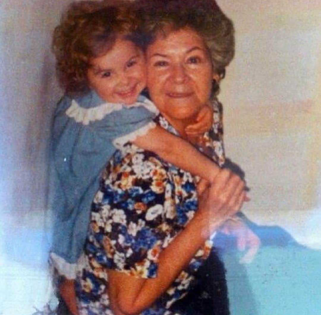 マッケンジー・ヴェガのインスタグラム：「This is Eddita.  She was my Colombian nanny growing up.... one of the most incredible fierce women I have known... Very Kind, very faith-centered, but also terrifyingly intimidating when she wanted to be haha. She would always sneak me up apple juice and saltine crackers when I wasn’t supposed to be awake! She couldn’t speak a word of English other than “I love you,” so we would just speak in Spanish. I would definitely consider her a momma figure to me... someone I looked up to and relied on. She lives in Colombia now, and I prayyy I get to introduce her to my little baby when the little package has arrived!!! 🍼   I must admit that she styled me exactly like her, and was the reason I was such a little old woman growing up 😂.... I mean look at this photo. The resemblance is uncanny. 🙊」
