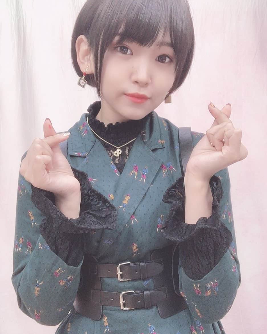 のインスタグラム：「……………★…………… 昨日のプリ帝での私服、 お姉ちゃんの服勝手に借りパクしてきました（笑） ハーネスつけて黒レースシャツ着たら 自分好みな服装になってテンションあがりました🥺🌼  ……………★…………… プリンセス帝王学#6のゲストは 【大鈴はるみ】ちゃんです！  お申込受付【11/27(金)22:30】から、 写真集受付【11/27(金)-12/4(金)】と いつもより期間が短いです⚠️  #私服 #プリンセス帝王学 #ショートカット #ワンピース #レトロ #ハーネスベルト #古着」