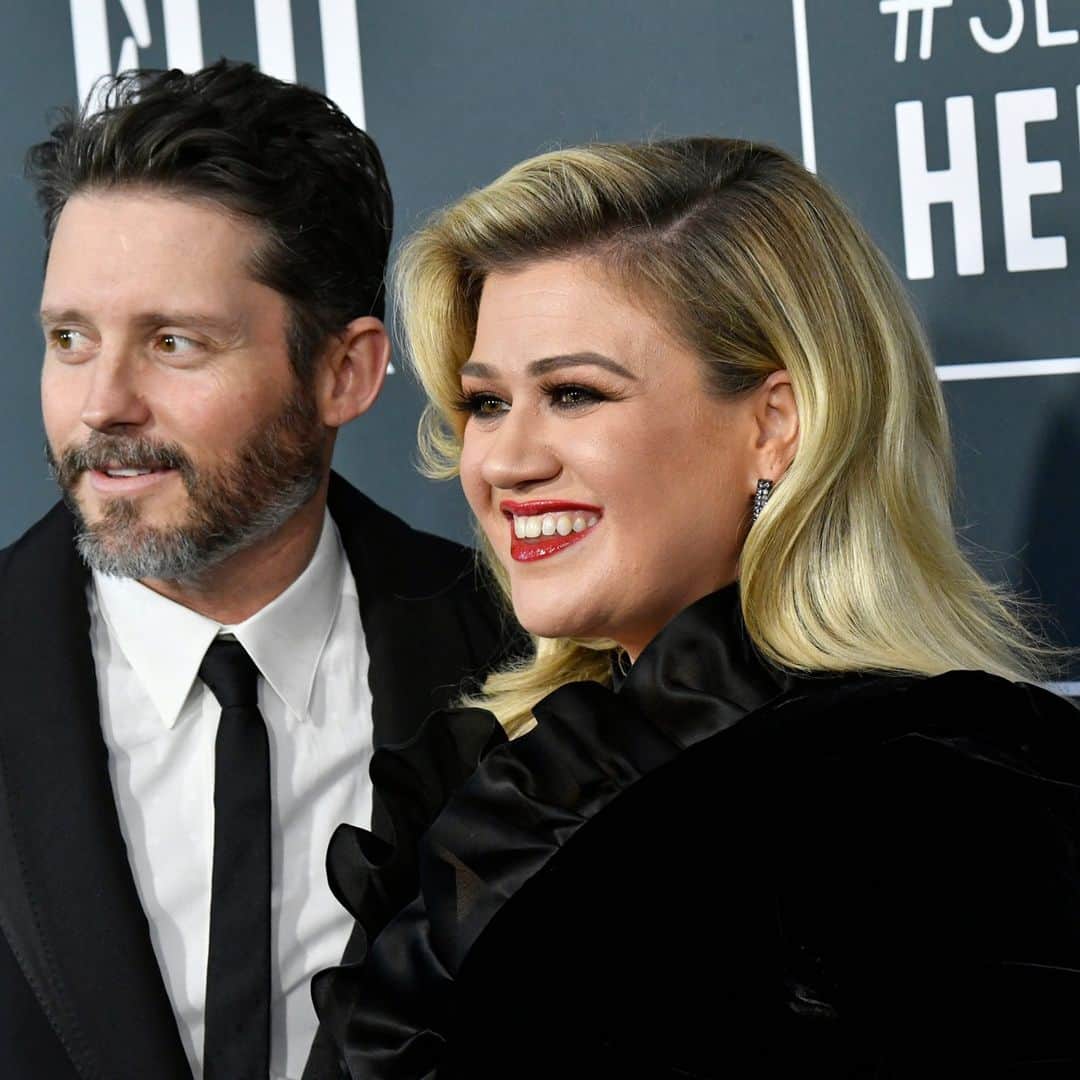 E! Onlineさんのインスタグラム写真 - (E! OnlineInstagram)「Kelly Clarkson is ending the year stronger than ever despite a "dumpster fire" 2020. She opens up about the lessons she's learned—and alludes to the possible reason behind her divorce—at the link in our bio. (📷: Getty)」11月25日 9時31分 - enews