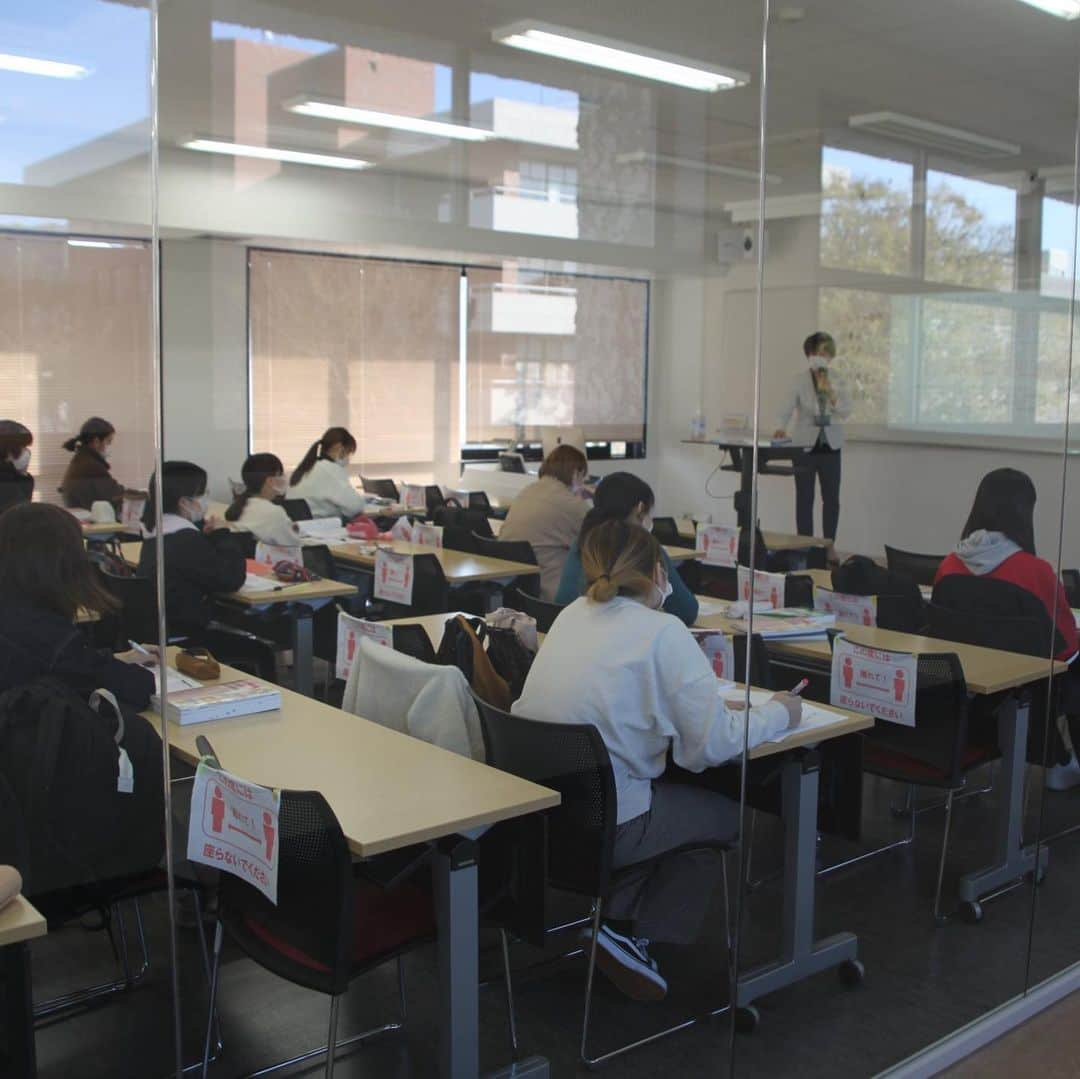 福岡女子短期大学さんのインスタグラム写真 - (福岡女子短期大学Instagram)「健康栄養学科1年生「栄養指導論✍️」の講義では、栄養教育・指導🎀で効果を上げるために対象者に行動変容を起こさせること😊そのために栄養指導に必要な基礎的知識を知り、実習に繋げることを目的とします。未来の栄養士 頑張っています✨ . 健康栄養学科に関する情報は、#福岡女子短期大学健康栄養学科←こちらのハッシュタグをご覧ください。 . =======[ お知らせ ]======= 福岡女子短期大学の資料（2021大学案内📕）を無料送付中です。プロフィールのリンクからお気軽に申し込みください🌟 ======================= 子ども学科/健康栄養学科 音楽科/文化教養学科 . 福岡女子短期大学 住所：‪‪‪‪福岡県太宰府市五条四丁目16番‬1号‬‬‬ tel：‪‪‪092-922-4034‬‬‬（代表） ． #福岡女子短期大学　#太宰府の短大　#福女短　#学校 #福岡の女子短期大学 #福岡女子短期大学健康栄養学科 #栄養士の卵 #栄養　#栄養教諭　#栄養教諭の卵」11月25日 9時31分 - fukuoka_wjc