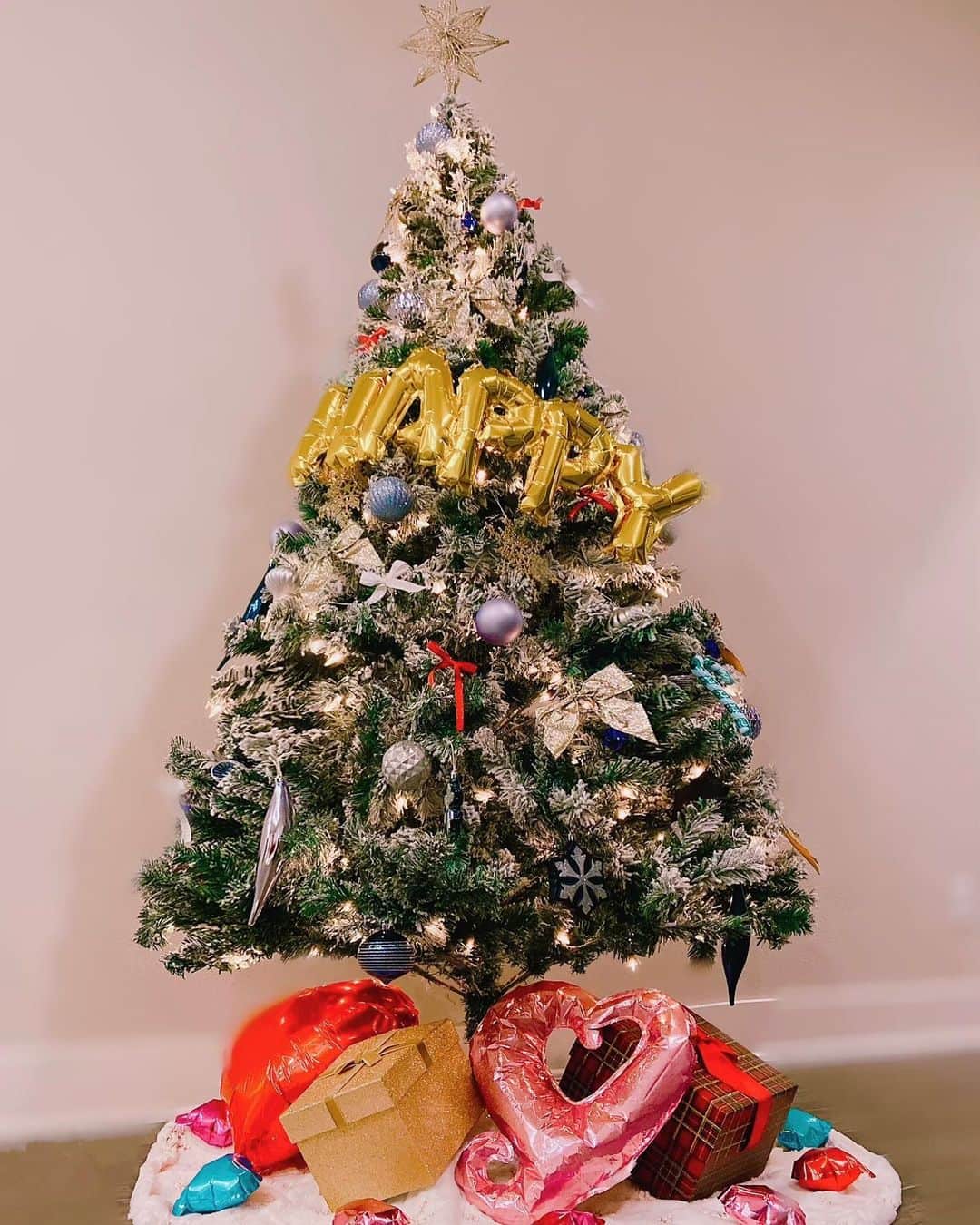 いけながあいみさんのインスタグラム写真 - (いけながあいみInstagram)「2mくらいのクリスマスツリー買ったよ😃🎄✨  少しずつクリスマスデコレーションしてます♬  たのぴっ🎉💝✨  * *  New Christmas tree 🎄 ✨  I started to get ready for Christmas 😄💝✨」11月25日 9時35分 - aimicat424