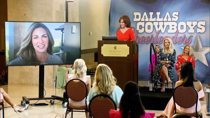 エリン・アンドリューズのインスタグラム：「The Dallas Cowboys Cheerleaders are always so gracious and cheerful on the sidelines, so I was so happy to be asked to congratulate training camp candidates on the premiere of #DCCMakingTheTeam tonight at 10/9c on CMT! ❤️❤️ I love to refer to these women as my spirit animals @dccheerleaders @dallascowboys #dccheerleaders #cowboysnation #cheerleaders」