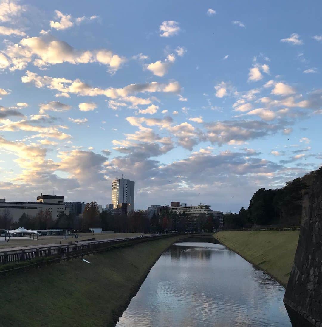 ホテルパシフィック金沢さんのインスタグラム写真 - (ホテルパシフィック金沢Instagram)「. おはようございます🍂  今日はわたしのすきな 金沢の風景を🪟🌳  空と水面に映る景色、 1日1日、同じ空はないな〜と立ち止まる場所です。  春には桜が見えて、秋には紅葉が、 冬には澄んだ空が綺麗なここ  どこだかわかりますか？ 金沢へ来たら絶対通る道なのでは？？🧐😊  本格的に朝晩も冷え込んできましたので、 みなさまお身体に気をつけてくださいね。 そして来たる冬を共に楽しみましょう🧶🧣🧤  #hotelpacific #hotelpacifickanazawa #ホテルパシフィック #ホテルパシフィック金沢 #ホテル #hotel #instatravel #renovation #リノベーション#金沢カフェ#coffee#latte#石川 #金沢 #kanazawa #ishikawa #japan #jpn#gotoキャンペーン#gototravel」11月25日 9時56分 - hotel_pacific_kanazawa