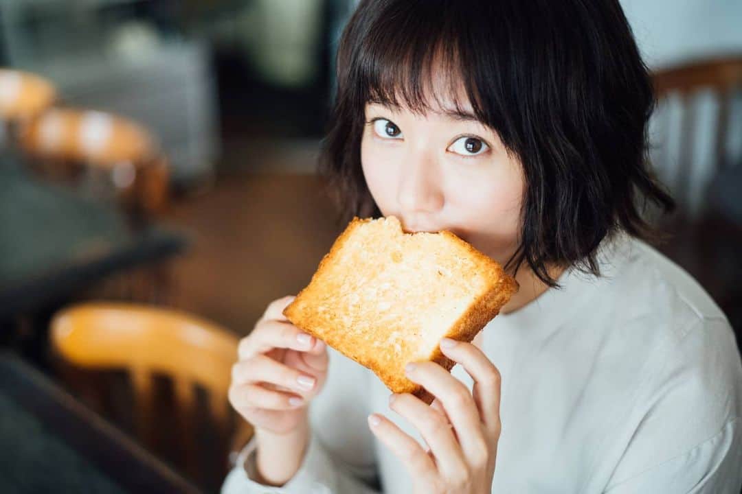 もろんのんのインスタグラム：「【🎉お知らせ】 女優・木村文乃さんのカレンダーを撮影させていただきました。 @fuminokimura_official  ドラマとか拝見していたので、お声がけいただいた時は夢のようでした。 特にドラマ "サイレーン" とか大好きだった😊  「ご飯を食べてる時、幸せ」とのことでパンを頬張っている木村さんがチャーミング🍞  他にも早くみんなにお見せしたい、もっと素敵なカットをたくさん選んでいただけたので、カレンダーでチェックしてもらえると嬉しいです！  水中カメラマンの鍵井さんによる、イルカと泳ぐ壮大なカットもお見逃しなく🐬  以下の2サイトでネットで予約開始してます。 ・ワニブックス @wanibooks_official ・トライストーン ポストカードがつくとか、トライストーンさんだと直筆サイン入りだとか…✨  #木村文乃 さん @fuminokimura_official」