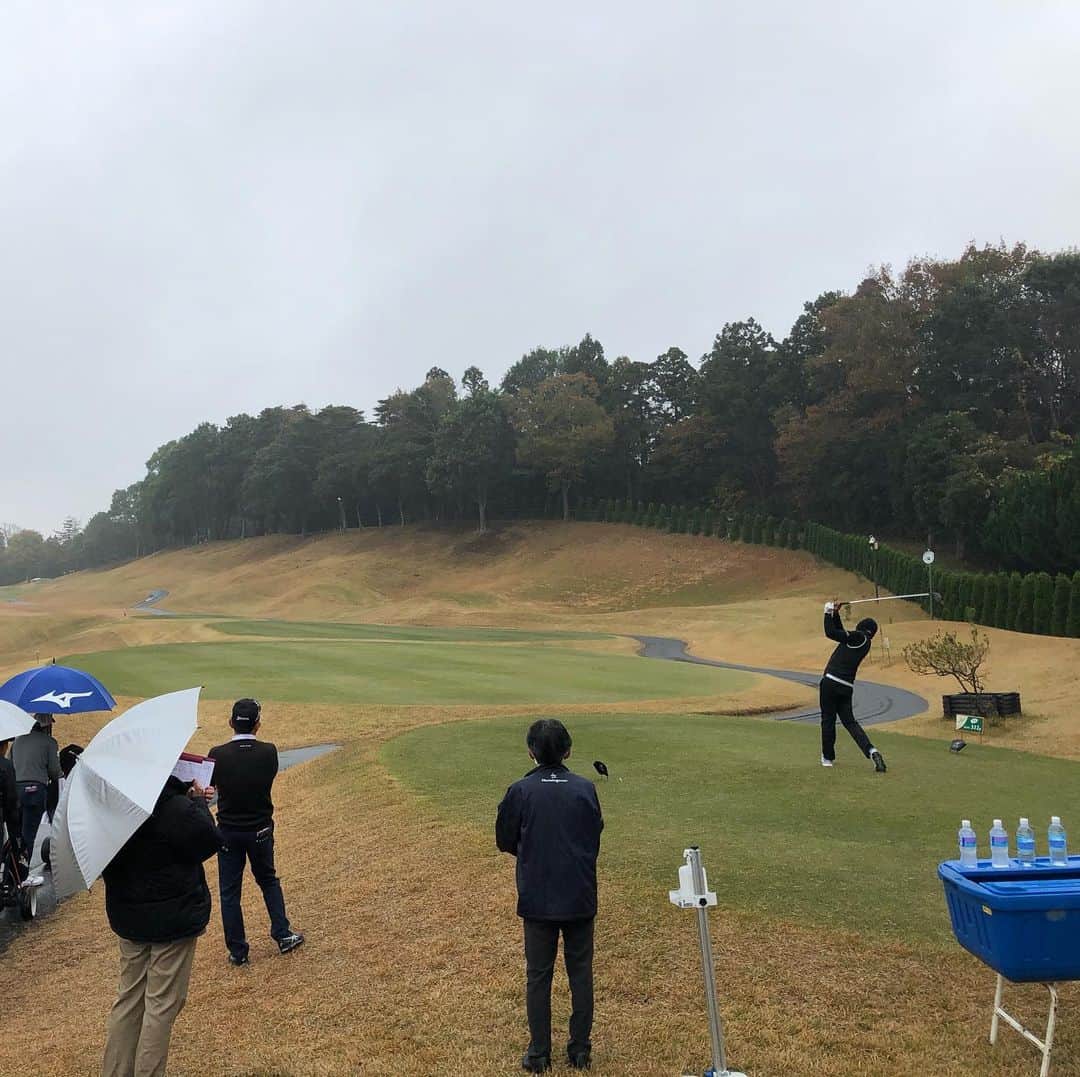  JGTO 男子プロゴルフツアーさんのインスタグラム写真 - ( JGTO 男子プロゴルフツアーInstagram)「『ニトリ エキシビションゴルフ』第1ラウンドがスタートしました！⛳️ 今日は朝から小雨が降って肌寒い朝となりました☔️ 今日の第1ラウンドの模様は、ABEMAにて生中継中です！📺 ぜひご覧下さい！🙇‍♂️ @abema_official  #jgto #golftournaments #男子ゴルフ #ニトリエキシビション #成田ヒルズカントリークラブ」11月25日 10時00分 - japangolftour