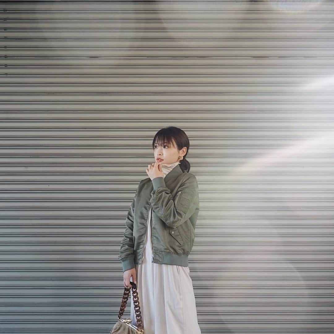 三橋栄香のインスタグラム：「🤍🤍🤍  ヒールばっか履いてたけどスニーカーだった日！ シースルーのタートルネック×キャミワンピでオールホワイトのコーデに、カジュアルアイテムを合わせました💭 全身の詳細はWEARにて🗣」