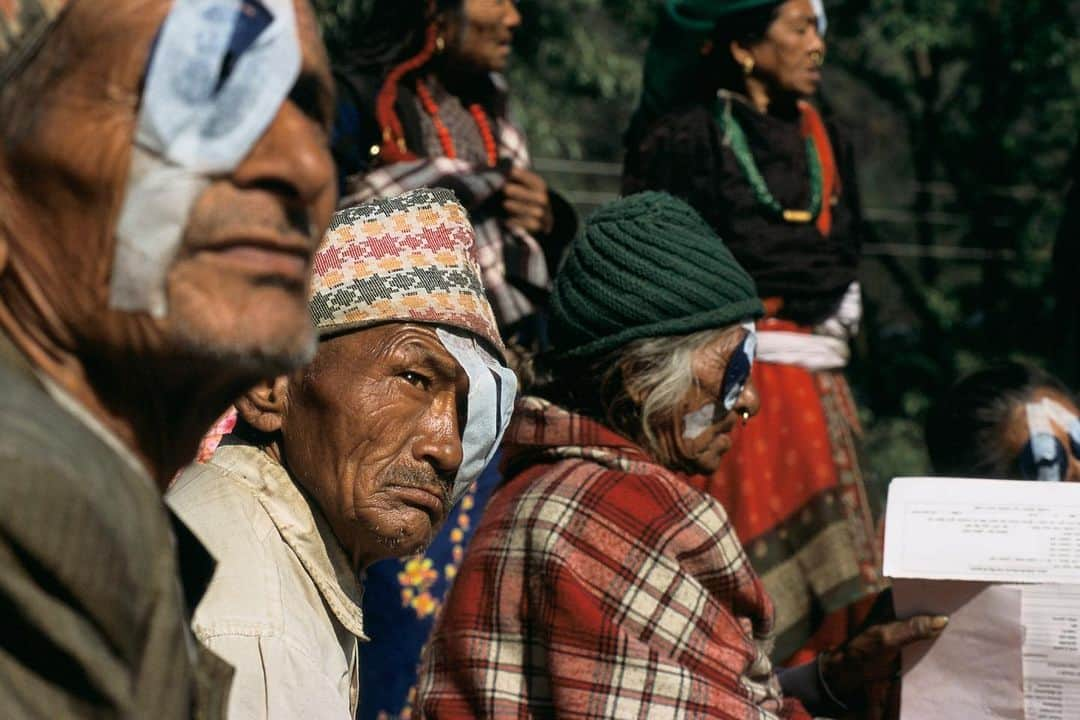 コンラッド・アンカーさんのインスタグラム写真 - (コンラッド・アンカーInstagram)「@cureblindness in the words of @nickkristof:  “Himalayan Cataract Project performs miracles.  This 2020 Holiday Impact Prize recipient goes to remote places to give people their sight back, at a cost that is sometimes just $25 in materials per cataract surgery. I've seen the surgeries in rural Nepal and rarely witnessed anything as uplifting as when the bandages come off and the blind can see again.” – Nicholas Kristof, New York Times Op-Ed Columnist  Please consider taking a look at Nick’s recommendations for ways in which we can help around the world.   Photos courtesy of @kristoffer.erickson from HCP cataract work Nepal 2005. Patients post surgery, Dr Ruit and Dr Tabin consulting a patient, Dr Ruit field surgery camp / cataract procedure, gentleman after cataract surgery.   With respect @tabingeoffrey for decades to motivation. You have taught ophthalmology to many. To the crew @timmyoneill @ramro_dai @mreverest7x and hundreds of others we are happy to know you.  Dr Ruit and the Tilganga Eye Hospital in Kathmandu have brought eyecare to the at need population of Nepal. You are a beacon of kindness.   #holidayimpactguide @nytimes @kristofimpact」11月25日 10時07分 - conrad_anker