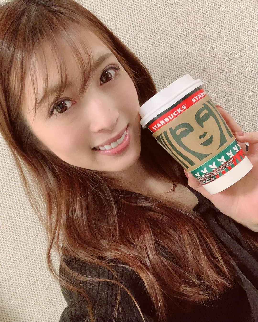 宇野栞菜（阿部栞菜）さんのインスタグラム写真 - (宇野栞菜（阿部栞菜）Instagram)「おはようございます(｡•ᴗ•｡)♡ ジンジャーのやつ美味し💓 そして入れ物クリスマス❤️💚   #おはようコール  #スタバ  #スターバックス  #starbucks  #クリスマスカラー  #クリスマス」11月25日 10時08分 - kanna_uno