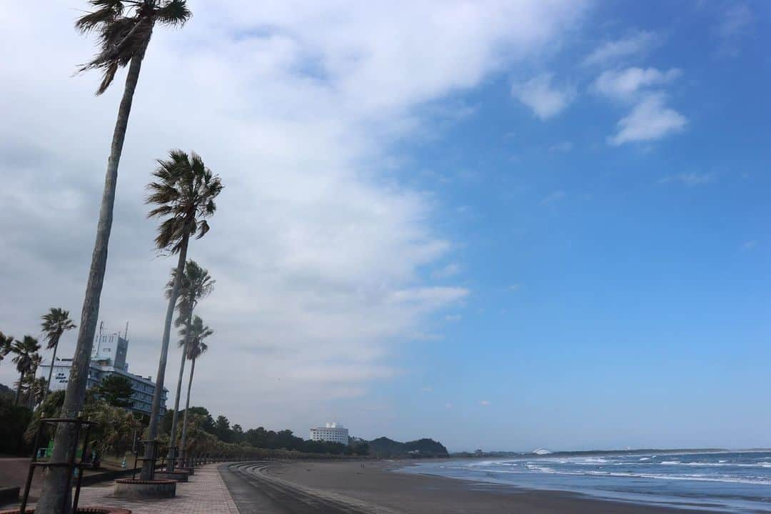 RENA さんのインスタグラム写真 - (RENA Instagram)「#onehandbeachcleanup 🌊 ． 波打ち際を歩くのは好きだけど時々目に入ってくるプラゴミ🌍 ． １日１プラ、そんな気持ちで皆が思っていたらプラゴミ問題は少しでも軽減するかな ． 本当に小さな事だけど大切な事 ． ． 海のゴミの70%以上が、私たちの暮らす街から流れ着いている。 ． 「海洋プラスチックごみ」は2050年までに魚の重量を上回ることが予測され地球規模での環境汚染が懸念されています。 ． 地球を歩きながらゴミと景色をポケットに🌿 ． 海の動物も地球も私達も、より良い環境に変化していけるかもしれない🌊🐢☀️ ． ． ． #beach #beautifulworld #cleanup #hometown #iloveocean #miyazaki #ビーチクリーン #自然 #環境保護 #地元 #旅女 #海 #小さな事から始める #続ける #3R #サスティナブル #プラゴミ」11月25日 10時11分 - rena_flare