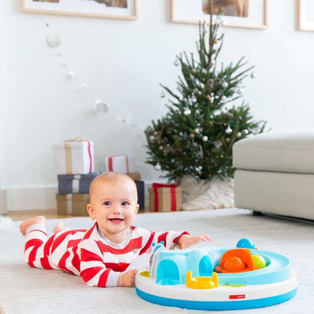 Skip Hopさんのインスタグラム写真 - (Skip HopInstagram)「Jingle ball rock! ✨ Loaded with colorful balls to grab & roll, our new Activity Table features two modes of play: floor for baby & table for toddler! 🎶🎁🎄  📸: @anagambuto  #holidaysmadebetter #bestgiftever #jinglebells #skiphop」11月25日 10時11分 - skiphop