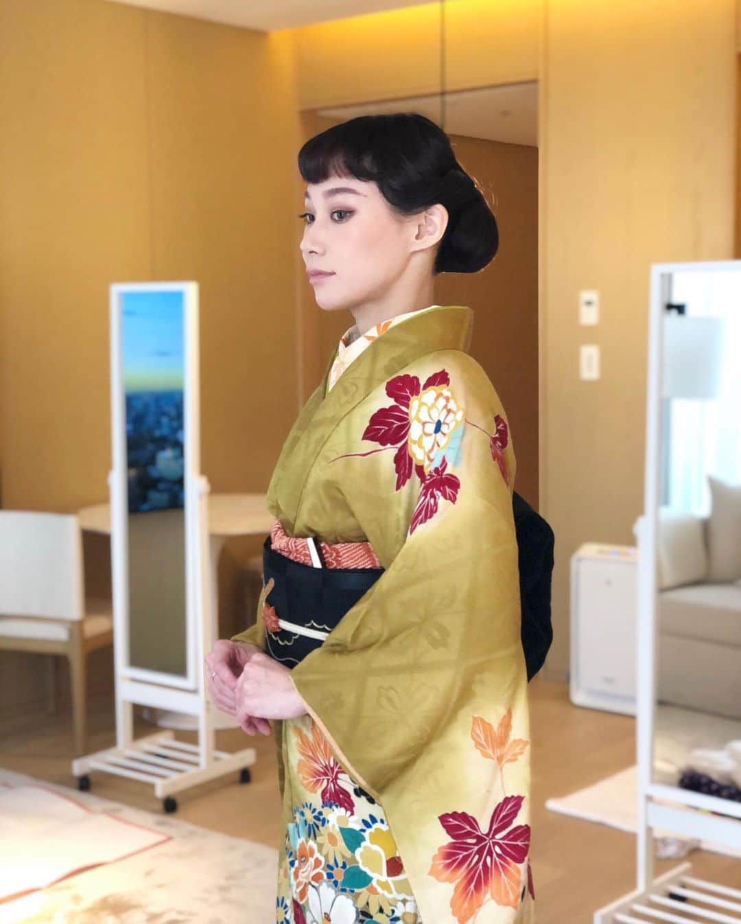 のインスタグラム：「先日募集させて頂いた、エディションホテルでの着付教室が昨日から始まりました！👘 今回、予想以上の応募を頂きすぐに募集を締め切る事になってしまいました。抽選から漏れてしまった皆様、締め切り後にご連絡を頂いた皆様、ごめんなさい！🙇🏻‍♀️💦 こちらのクラスは4月に終了予定です。その後また新たに募集を出来たら良いなと思っております😌 テラスの付いたツインの広いお部屋で、終わった後に撮影が出来たり、換気もかなりできて、とっても快適なお教室になりました！👘👘(撮影時だけマスクは取ってます😷) 素敵な生徒さんが集まってくださって、とっても嬉しいです！💕皆さん初めてなのに凄く上手に着れていました☺️ エディションホテルさん、生徒の皆様、これから4月まで半年間よろしくお願いします🙇🏻‍♀️✨ @toranomonedition @editionhotels #着付教室 #着付け #エディション虎ノ門 #toranomonedition #delvaux」