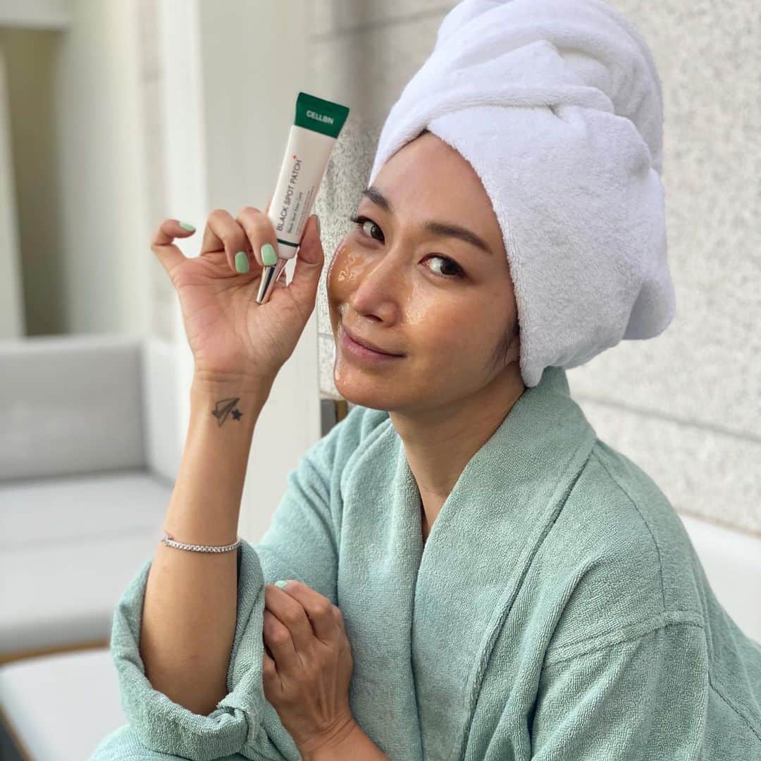 ピョン･ジョンスさんのインスタグラム写真 - (ピョン･ジョンスInstagram)「드디어 기미 잡는 날이 오는군요!! 공구예정 #cellbn #기미패치  우리 이제 피부를 환하고 자신있게 밝혀요💡 매이크업으로 가리지말고, 답답하게 컨실러로 감추지 말아요  여름엔 미쳐 몰랐어요 날도 쨍하고 선크림 비비 선글라스로 감추느라 이만큼 기미가 올라와 있을줄😎  근데 기미는 항상 올라올 준비를 하고 있더라구요 그래서 이제는 임상으로 입증된 제품으로 꾸준히 관리해요‼ #기미지우개 #블래미쉬스팟크림#블래미쉬스팟패치 기미가 올라올 기미가 없게 자극없이 건강한 성분을 온전히 피부에 전달해 봐요🖐🏼 💜오늘저녁9:30 봐요 #예고라방  일끝내고 언능 만나요  💜26일목욜아침에 오픈 #기미가올라올기미가보일때#올라오지마 #기미패치 #검버섯된다🍄 #한살더젊어지기」11月25日 10時15分 - hoyatoya