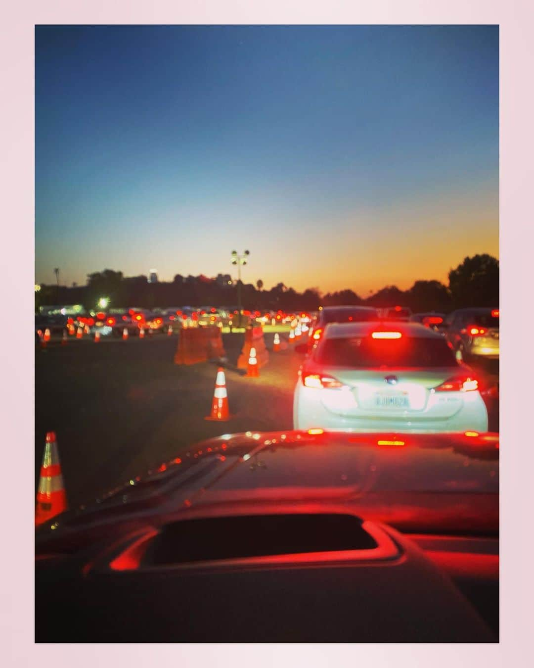 ジェニー・ガースさんのインスタグラム写真 - (ジェニー・ガースInstagram)「Just enjoying the sunset from Dodger Stadium 🌄 #covidtesting #wearamask #dodgers #thankgodwebroughtsnacks」11月25日 10時18分 - jenniegarth