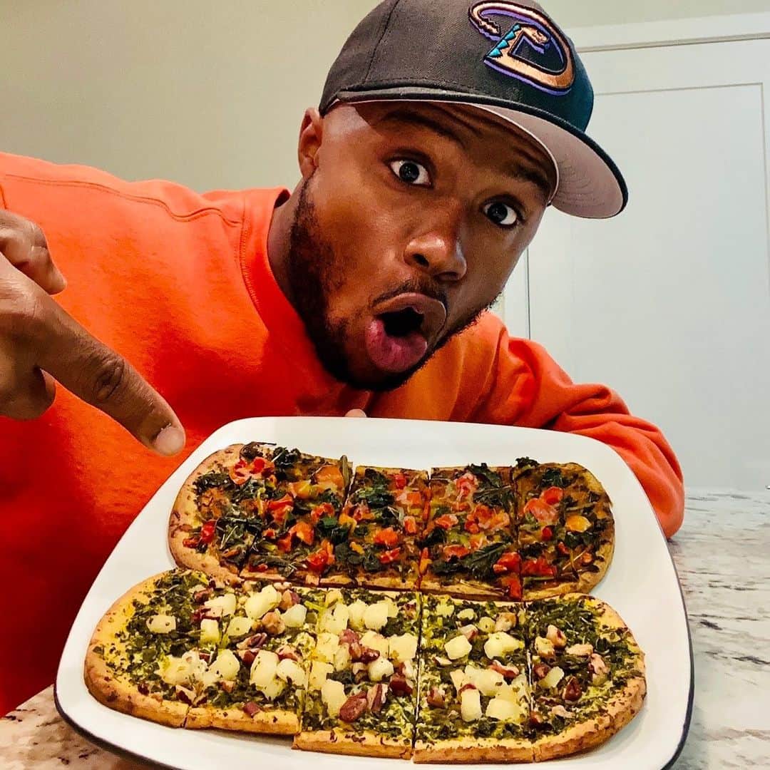ダショーン・ジョーダンのインスタグラム：「I’ve really been digging the new @dailyharvest Flatbreads and that they give me a quick healthy meal. They just came out with 2 new flavors: Pear + Arugula for that sweet and savory and the Tomato + Basil for the traditional pizza flavor vibes. I love that I can customize them and add additional flavors depending on what I am feeling – AND they are packing in the nutrition! Check out the link in my story (and bio) + use DJORDAN for $25 off your 1st box so you can check out all of the different items #dailyharvest has going!」