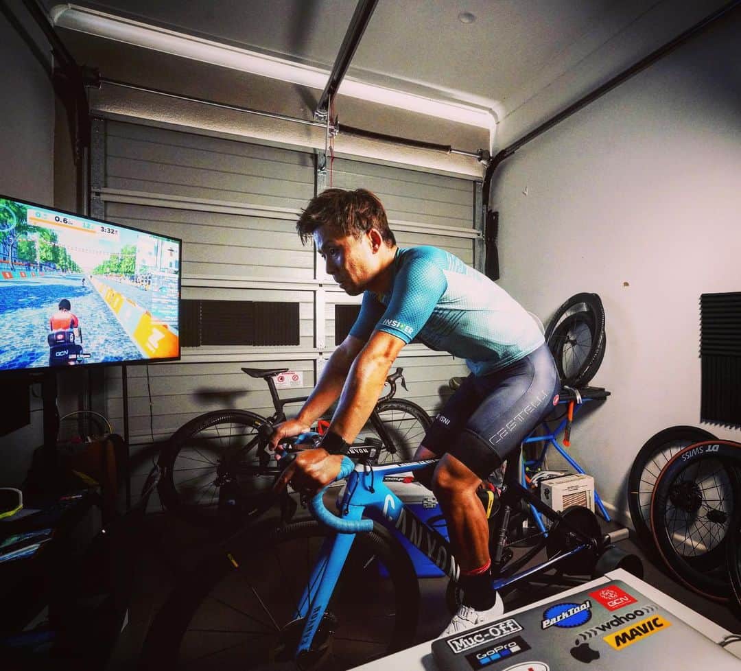 土井雪広のインスタグラム：「Training for Xmas challenge😂😂😂😂  #gcn #canyonbikes #castelli #wahookickr #zwift」