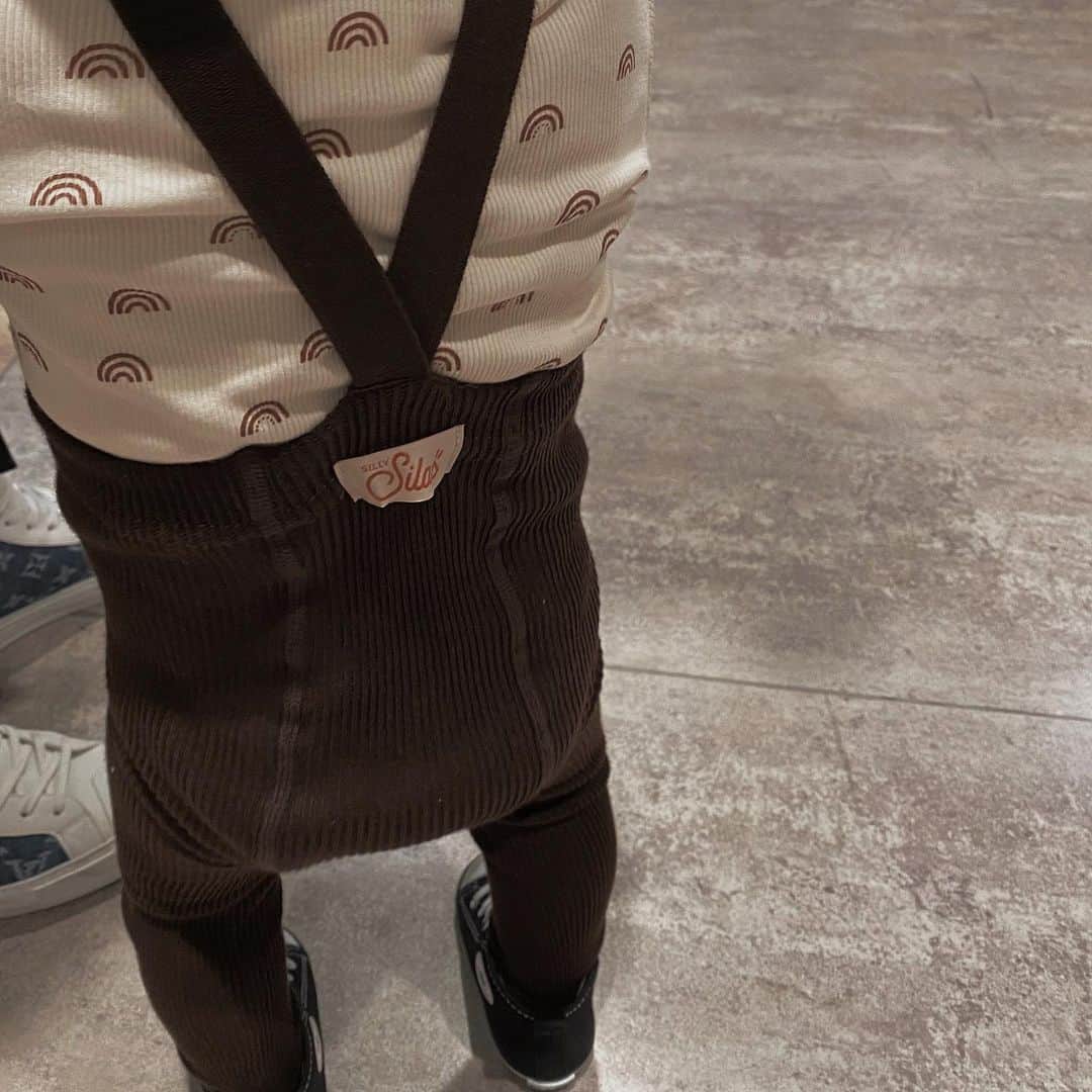樽見麻緒のインスタグラム：「かわいい後ろ姿🧸🤎🧺🥥 𝚋𝚛𝚘𝚠𝚗コーデᕱ ׅ #babyfashion#babyboy#kidsfashion#babyclothes#sillysilas#ベビーコーデ#息子コーデ#キッズコーデ#男の子ママ#ベビー服#海外子供服#息子服#赤ちゃんのいる生活」