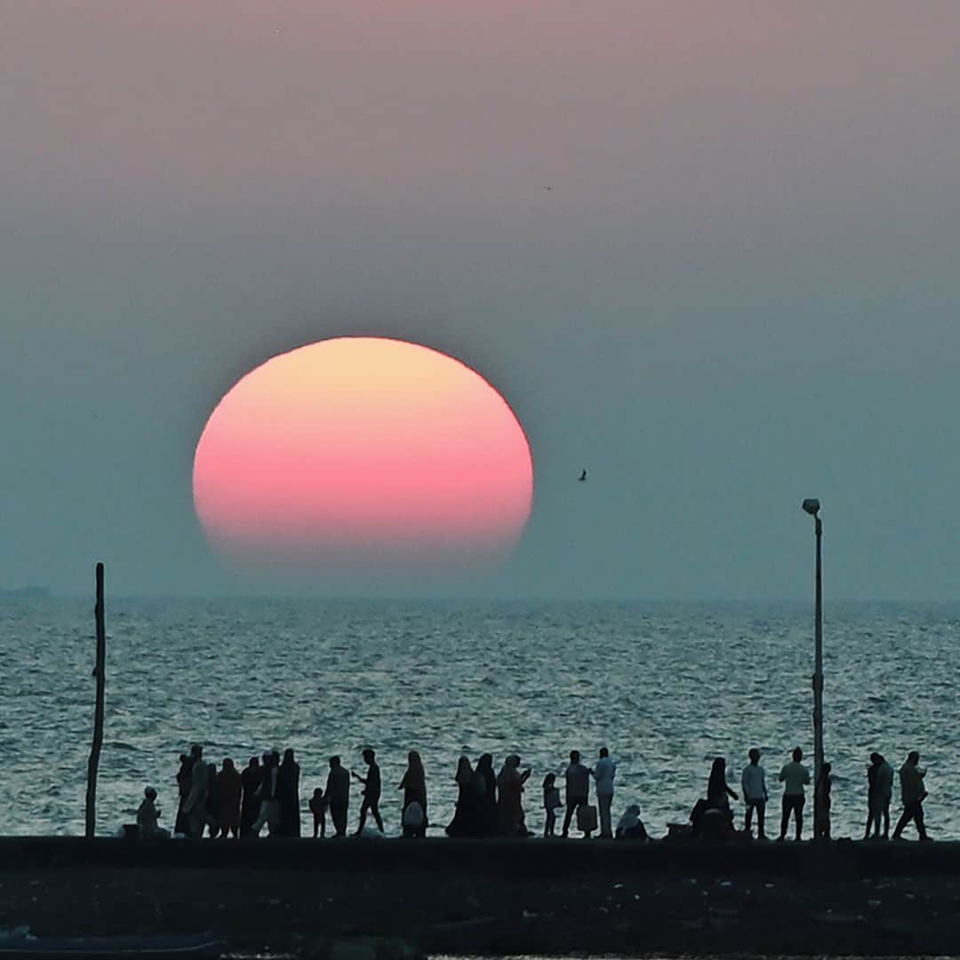AFP通信さんのインスタグラム写真 - (AFP通信Instagram)「AFP Photo 📷 @punitpix - People walk along the seafront as the sun sets near Haji Ali mosque in Mumbai. November, 2020.」11月25日 10時47分 - afpphoto