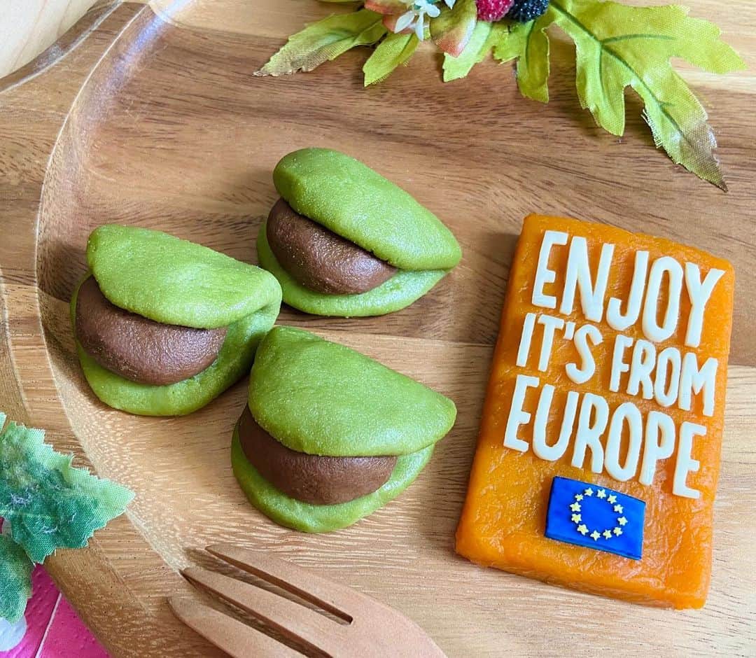 木下祐子(まこつ)Japaneseのインスタグラム：「ベルギー産のチョコレートで作った生チョコを宇治抹茶入りのお餅で挟んで、和洋折衷なスイーツをつくってみました♪﻿ ヨーロッパの素晴らしい食品・飲料は実はとっても日本の生活に馴染むものですね♪﻿ #FoodMatchEU #ヨーロッパの食材 #PR #猟奇的弁当 #キャラ弁 #弁当 #お弁当 #🍱 #bento #チョコレート #抹茶 #和洋折衷スイーツ」