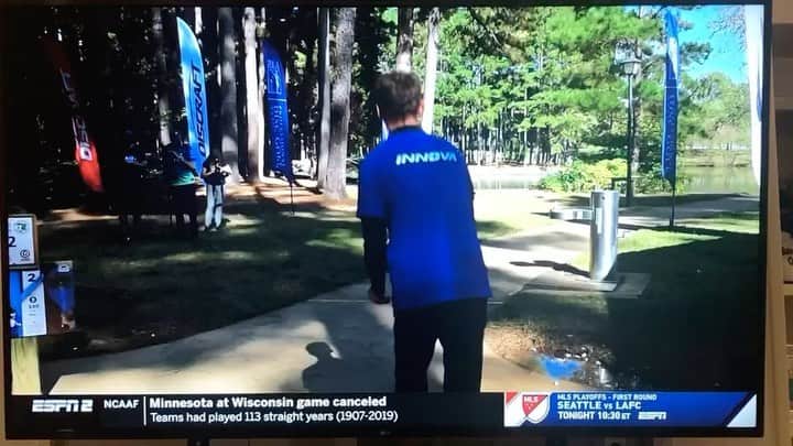 バッバ・ワトソンのインスタグラム：「Watching @discgolfprotour championship on @espn 2. These guys and girls are good! Too many trees and water for me! Think I will stick to “ball golf” as they like to call it.」