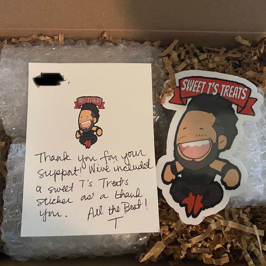テヴィタ・フィフィタのインスタグラム：「Yup, they’re real! My signature candles are for sale @kennedycandleco . If you have purchased a box already please email and let me know your thoughts or DM me if that’s easier.  Here are a couple satisfied customers already 😁🙏🏽! Also, if you’re overseas email me and we will let you know pricing due to you being overseas, bare with us we’re just a startup 🙏🏽. #smellsgood #makesyousmile」