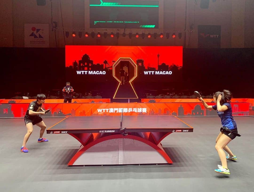 リリー・チャンのインスタグラム：「First look, practice sesh, and draw ceremony at the new WTT Macao arena ✅   Playing today in the first Battle Round against @joolaglobal teammate @petrissasolja ! Tune in at 14:00 (GMT+8) or 1:00 am EST to watch! So excited to get to be a part of WTT’s debut 🤩💪 #WTT」