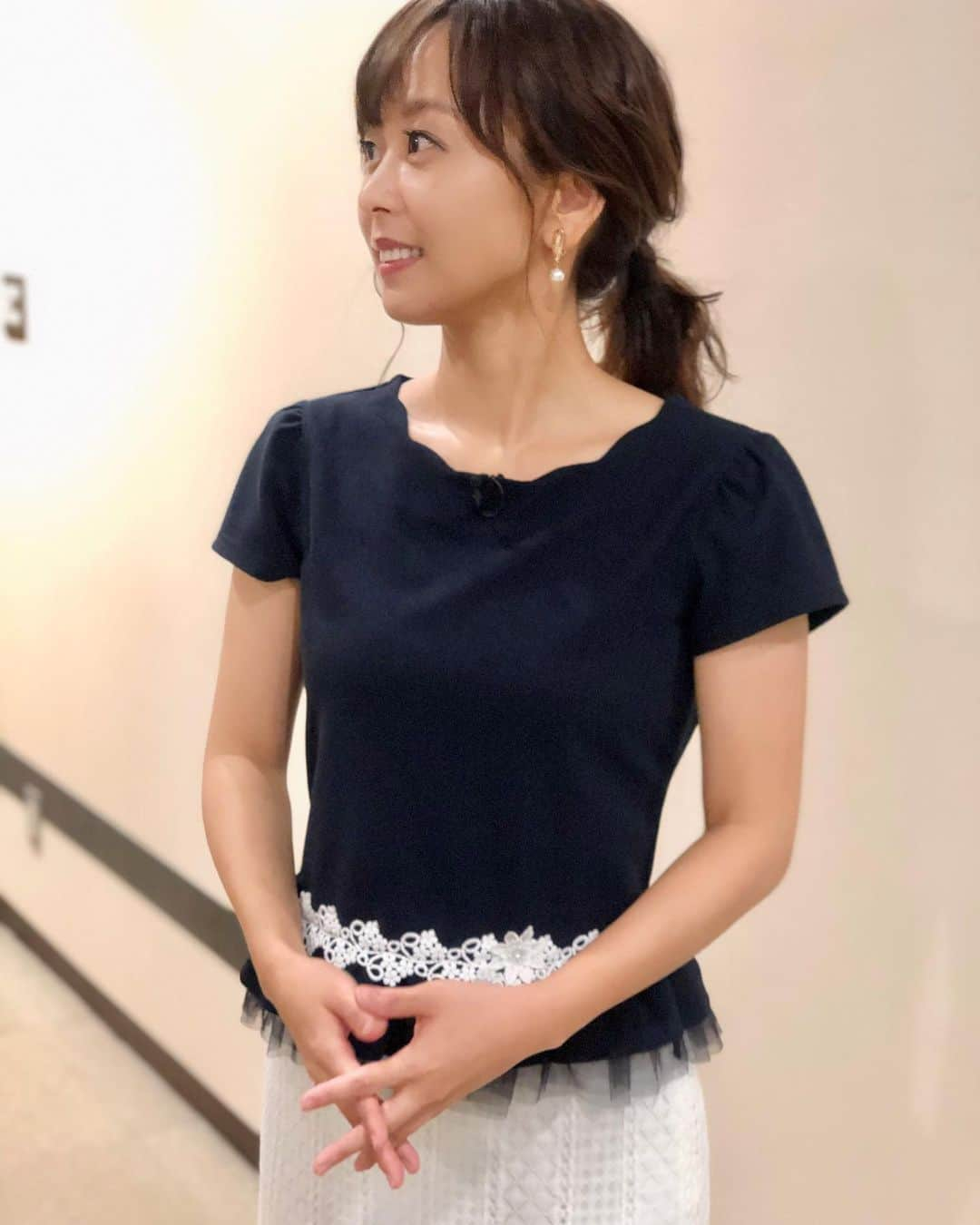 菊池良子のインスタグラム：「【#汐留tv #衣装　】 ・ ・ 紺と白とパールは最高に上品に仕上がる説🕵️‍♀️✨✨ ・ ・ トップスは伸び感があって着やすかったです😊✨ ・ ・ dearprincessは男性にモテそうな洋服がたくさんありますね😍 ・ #婚活女子　必見👀✨✨ ・ ・ ・トップス&スカート　#dearprincess @dearprincess9178  ・イヤリング： #abiste @abiste_official  ・パンプス：スタイリスト私物 ・ ・ #sサイズコーデ　#女子アナファッション　#ootd #fashion #cordinate #announcer  ・ ・ 汐留tvは毎週日曜夜22時54分〜✨✨」