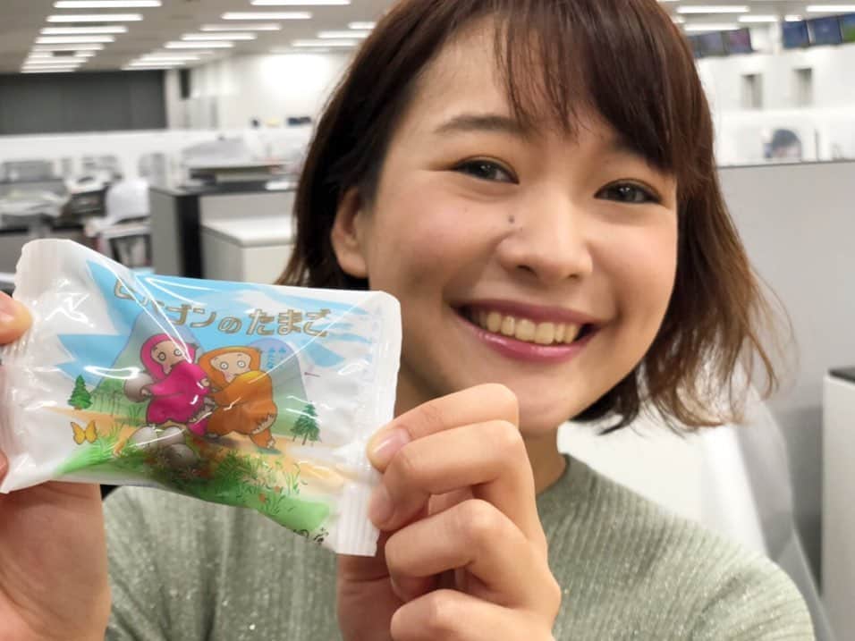 有田優理香のインスタグラム：「NNNドキュメント「ヒバゴン」ご覧いただきありがとうございました🐒 私もヒバゴンのたまご片手に、深夜見ていました。  野沢雅子さんの優しい語り、私自身アナウンサーとして大変勉強になりました。最後の「ヒバゴンはいないのかな？」の部分、野沢さんのキャラクターがギュッと詰まっているような気がしました。 私も情報を正確に伝えつつも、伝え手の表情がわかるナレーションができたらいいなあ。勉強します。  #nnnドキュメント #日本テレビ　#広島テレビ　#ヒバゴン　#西城町」