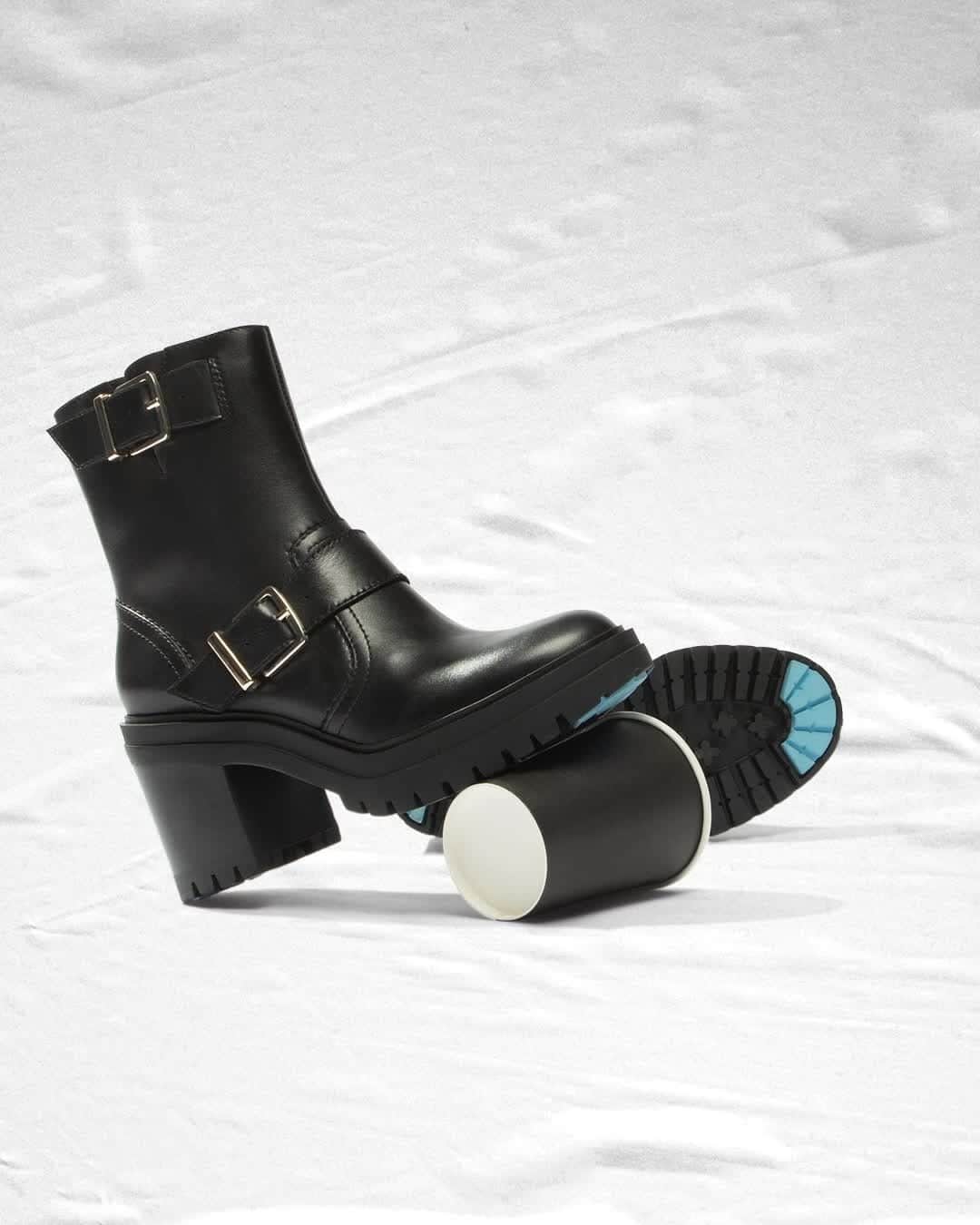 ケネスコールのインスタグラム：「Our Rhode leather short boot won’t buckle under any wintry conditions, especially with our anti-slip POLAR-GRIP Technology. #ImproveYourStanding #ComfortAndPerformance #FallStyle  When you shop at KennethCole.com, we’ll donate to The New York Public Library in support of The Harry Belafonte Black Liberation Speaker Series. Info link in bio.」