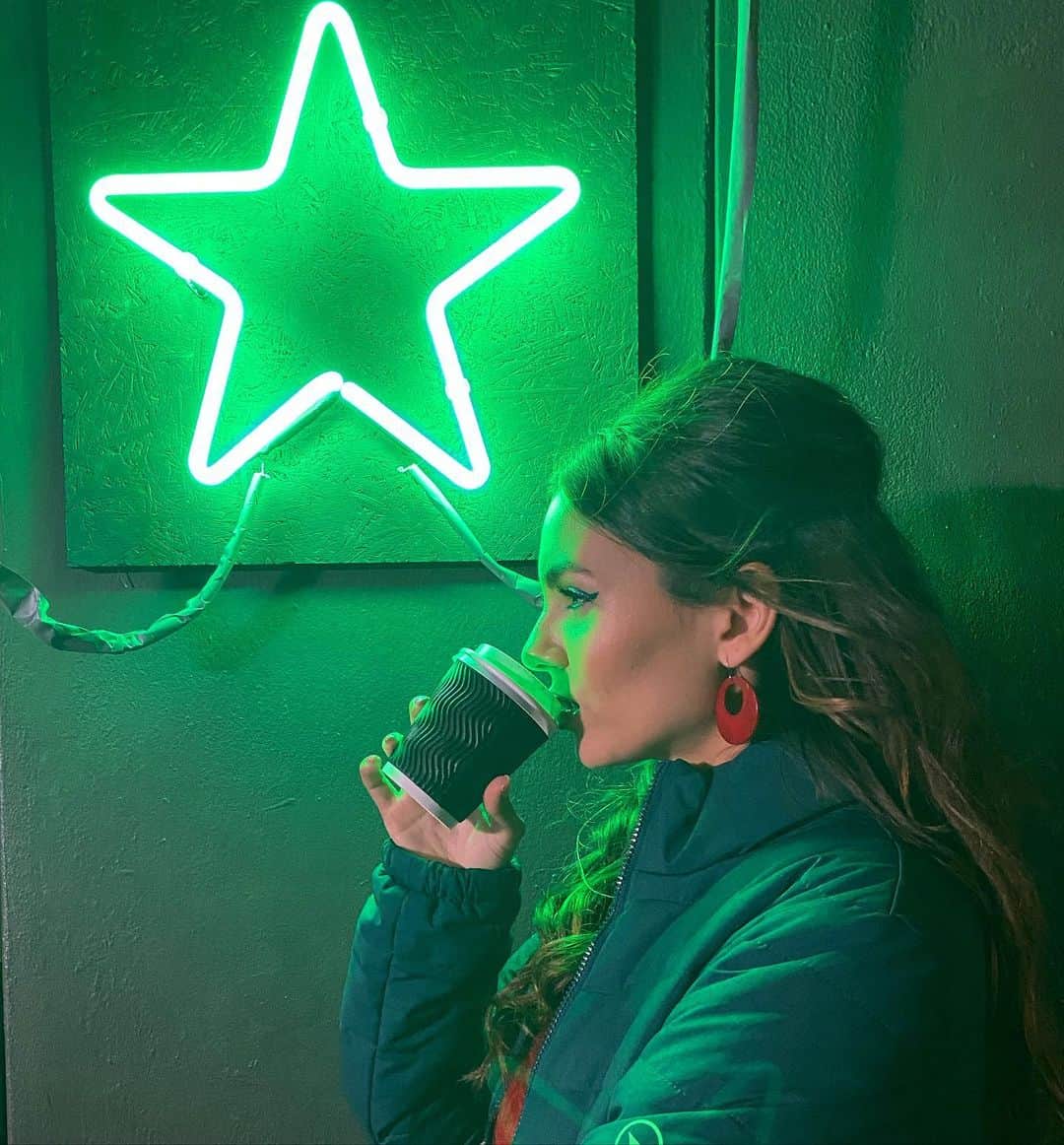 ヴィクトリア・ジャスティスのインスタグラム：「Livin’ that night shoot life 🎥💚」