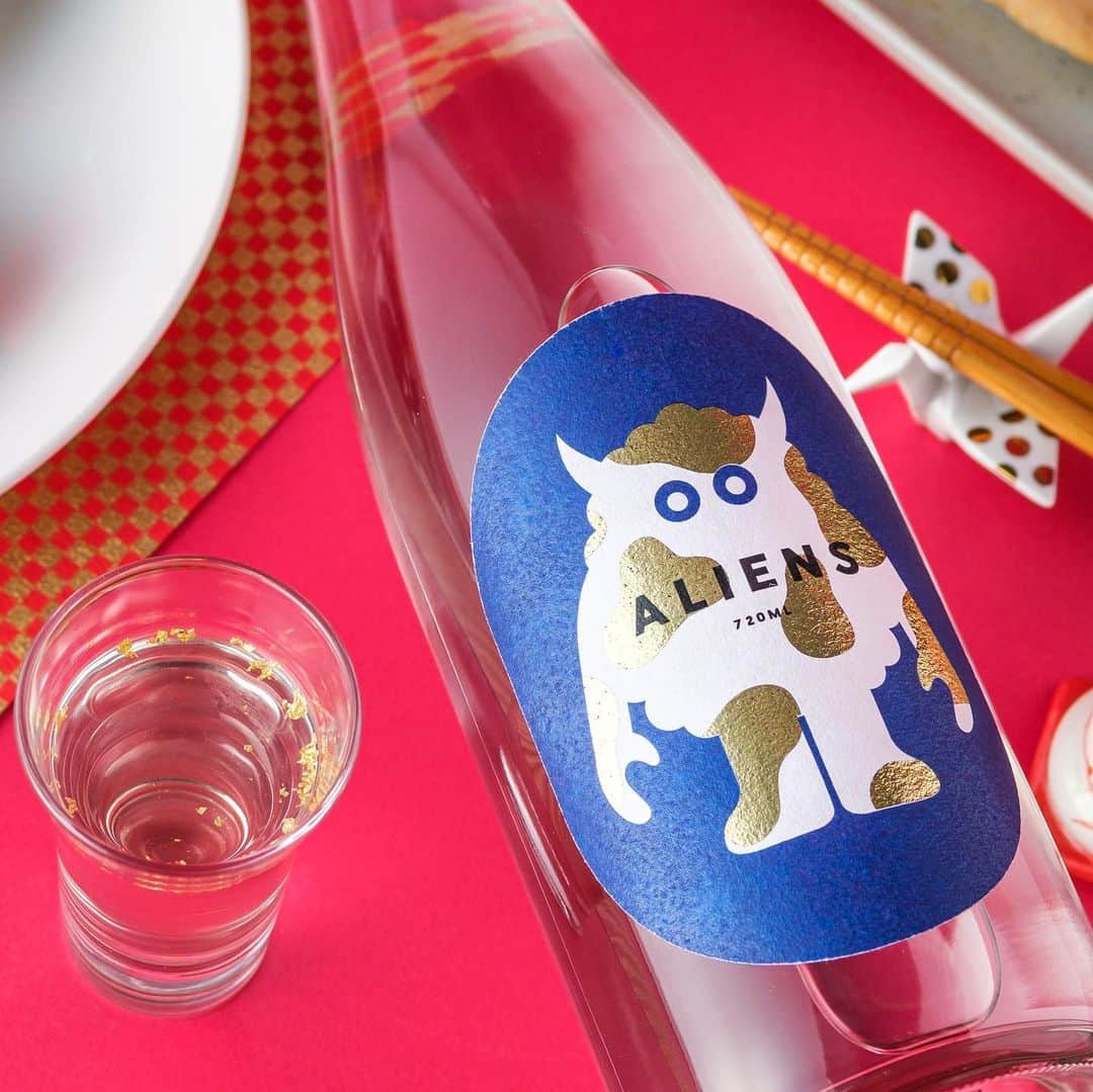 KURAND@日本酒飲み放題さんのインスタグラム写真 - (KURAND@日本酒飲み放題Instagram)「「ALIENS（エイリアンズ）」 　 土佐人の壮大な夢とロマンが詰まった 宇宙を旅した日本酒です💫 　 約10日間宇宙ステーションに 滞在した高知県産酵母と、 高知県産酒造好適米を使用して 醸造した世界初の試みから生まれた日本酒です。 　 毎年「土佐宇宙酒審査会」の審査を受け 合格したものが「土佐宇宙酒」として認定され、 「ALIENS - エイリアンズ -」も この「土佐宇宙酒」として認められたお酒です。 　 宇宙を旅した米と酵母で醸す 爽やかで軽快な辛口。 　 高知の辛口文化をベースに、 宇宙への夢とロマンが詰まった エイリアンズテイストをご賞味ください。 　 宇宙へ想いをはせながら、 壮大な夢とロマンを感じながら味わってみてください。 　 「ALIENS」はこれまで、定番の商品と、 数量限定販売したホログラムラベルの「ALIENS GALAXY 2020」、 そして2021年お正月限定ラベルの商品が登場しました。 　 これからも味わいもより美味しくなり、 見た目もユニークに変化する「ALIENS」をお楽しみに✨ 　 ・ALIENS https://kurand.jp/products/aliens 　 ・ALIENS GALAXY 2020（販売終了） https://kurand.jp/pages/aliens-galaxy 　 ・ALIENS 2021 お正月限定 https://kurand.jp/pages/happybag 　 ——————————————— 　 📷 タグ付け 又は #KURAND のハッシュタグで お写真を紹介させていただくことがございます。 　 また @kurand_info をタグ付けして投稿してください✨ 　 みなさまの素敵なお写真や、 おいしかった😊など感想コメントもお待ちしてます🙌 　 ——————————————— 　 KURAND（クランド）は、お酒とワクワクをお届けする、 新しいお酒のオンラインショップです。 　 お酒に興味がある方は、 このアカウントのプロフィール @kurand_info のURLからオンラインショップへ❗️ 　 オンラインショップのなかで、商品名で検索🤩 　 ——————————————— #KURAND #クランド #aliens #エイリアンズ #日本酒好き #エイリアン #土佐の酒 #高知の日本酒 #ラベルデザイン #土佐酒 #クランドサケマーケット #えいりあん #宇宙酒 #宇宙旅行 #酒屋 #sakeworld #sakejapan #sakegram #sakelife #sakelove #sakebrewery」11月25日 10時57分 - kurand_info