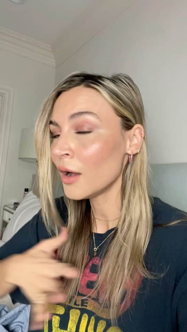 サミーア・アームストロングのインスタグラム：「• Allysa Milano, (who will not allow anyone to tag her) has a message for us Trumpers!!  • She wants peace guys!! • I mean, forget the fact that @zachbraff (the faux science, Covid expert, fear monger) and @chrisevans (the least American, Captain America) want to compile a list, along with @aoc of “Trump enablers “and hashtag; “remember who said nothing”.  • Now that Allysa thinks she’s getting @joebiden as her pres, she’s now ready to negotiate for peace.  • Side note, shout out to @whitneycummings for being open to wanting to understand the people she disagrees with by saying “I think it’s very self-righteous or sanctimonious to just dismiss people we disagree with without trying to understand why they believe what they believe.” • Anyways, thanks Whitney, it’s nice to know there is at least one decent creator in Hollywood who isn’t afraid to not follow the rest of the hostile Trump haters, in spite of not liking him herself.」