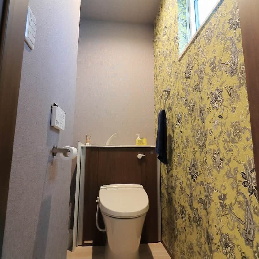 西本ハウスのインスタグラム：「💙 【水まわり特集】  🚪Restroom② 廿日市市 OT様邸  【11月中申込限定 豪華特典付&SNS限定キャンペーン開催中🎉🎉】  安佐北区落合&東広島市八本松町宗吉新築一戸建て販売中🏠  11月中にお申込みをいただいた方に限り、全室カーテン・カーポート・エアコン1台をプレゼント🎁  さらに！！SNSをご覧になってお問い合わせをいただくと販売価格から50万のお値引きをさせていただきます🎈 ※お問い合わせはDMか、電話にて「インスタを見ました」とお伝えください。  2020年12月完成、年内入居可能😌新年を新居で過ごしたい方におすすめです🏠 キャンペーンのお申込は先着順となりますのでお早めにお問い合わせください☎︎♪  モデルハウスの見学予約はこちら▼ @nishimoto_house  #西本ハウス #広島県 #工務店 #ZEROCUBE #ゼロキューブ #グッドデザイン賞 #1000万円からはじめる家づくり #子育て世代の家  #子育て世代の家づくり #デザイン住宅  #デザイナーズ住宅 #新築一戸建て #マイホーム #新築マイホーム #注文住宅 #規格住宅 #家づくり #暮らしを楽しむ #セミオーダー住宅 #セミオーダー #セミオーダーハウス #広島建売 #建売 #分譲住宅 #分譲中 #広島分譲住宅」