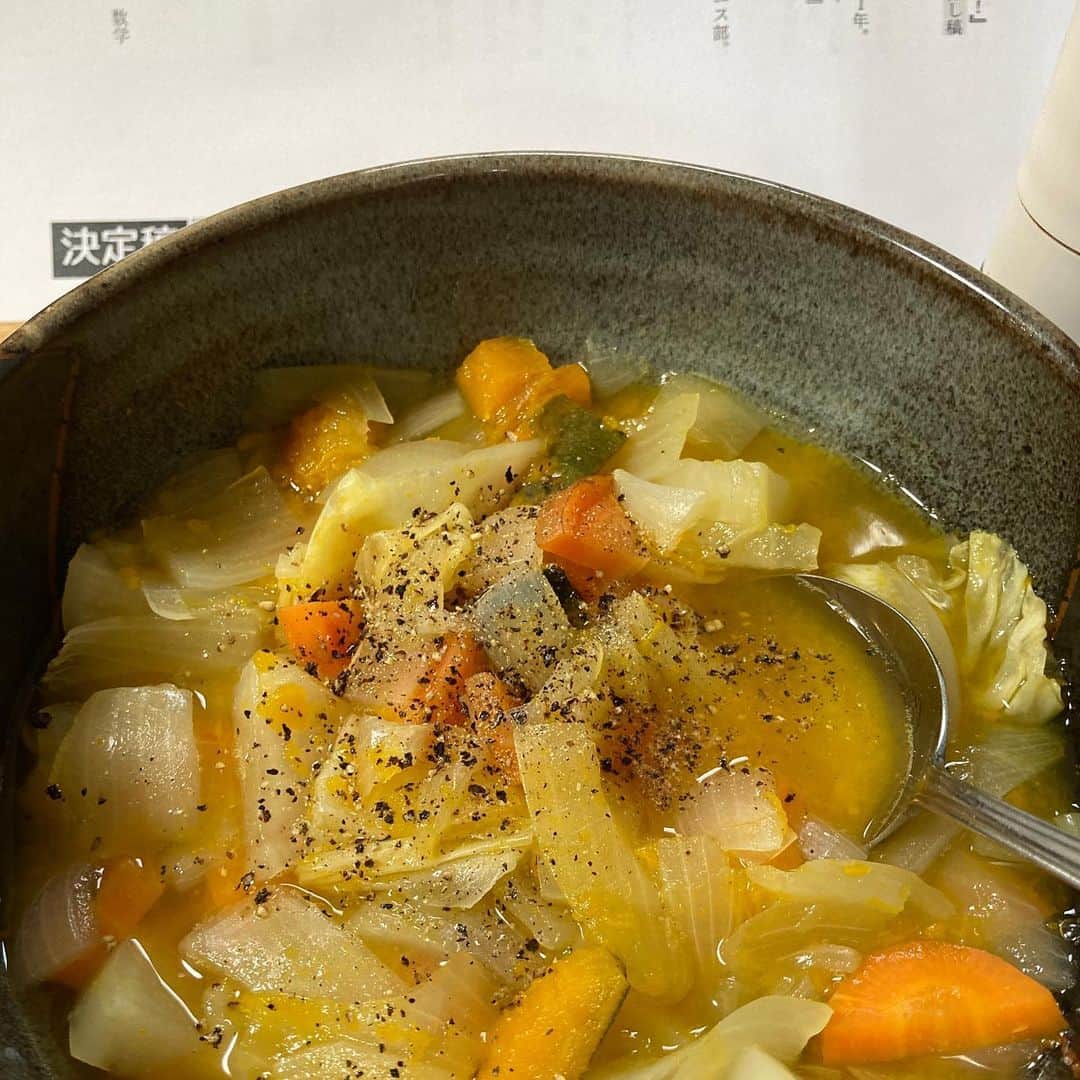 佐藤竜雄のインスタグラム：「半日分の野菜をスープで。 #最近のマイブーム #あさごはん  #圧力鍋」