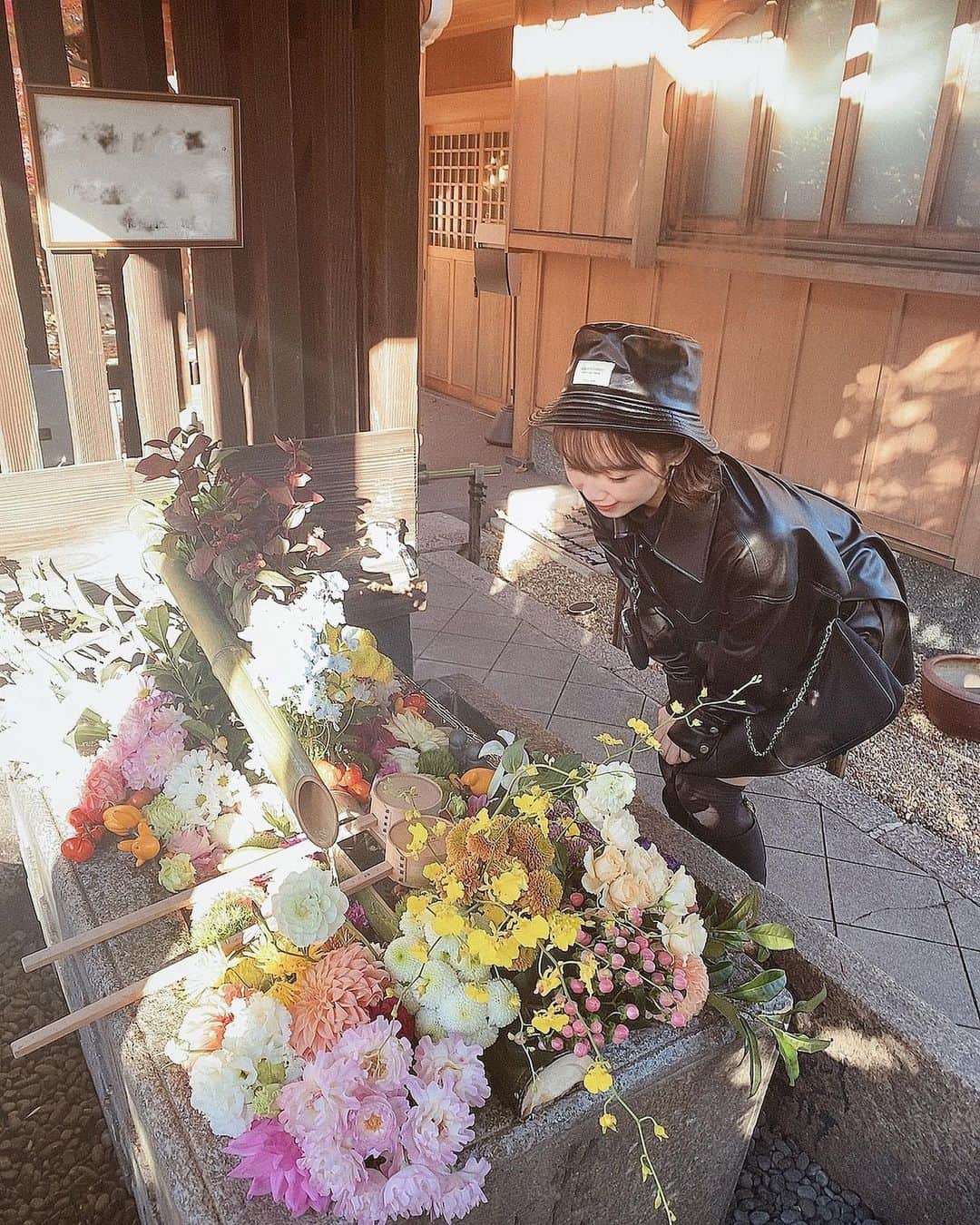 MIYUのインスタグラム：「お花がいっぱい〜🌼﻿ ﻿ ﻿ ﻿ 手水舎がお花だらけでした🐒✨﻿ かわいかった〜♡﻿ ﻿ ﻿ ﻿ きつねのお面が飾っていたり﻿ ナマズの置物も🐟﻿ ﻿ ﻿ ナマズ見ると、親近感湧くんですよ(笑)﻿ ビワコオオナマズ…(笑)﻿ ﻿ ﻿ ﻿ この日久しぶりに一眼レフを﻿ 使ったんですけど…なんだか暗くて…😿📸﻿ ﻿ ﻿ 色鮮やかに撮れないことが多かったんですー。﻿ なぜでしょうか、、？😂😂﻿ ﻿ ﻿ ﻿ 私の写真技術に点数をつけるなら﻿ ズバリ……！！！﻿ ﻿ ﻿ 私は自分に5点を差し上げます…(100点中(笑))﻿ ﻿ ﻿ ﻿ でも久しぶりに一眼レフ持って﻿ お出かけしたので﻿ 凄く楽しかったです♡﻿ ﻿ ﻿ ﻿ ﻿ #オリックス #Bs2020 #BsGirls #オリ姫﻿ #野球 #プロ野球 #オリックスバファローズ #超革新系﻿ #野球女子　#野球好き　#京セラドーム大阪　﻿ #紅葉 ##京都 #京都紅葉  #秋コーデ #ブラックコーデ﻿ #一眼レフ #カメラ #秋メイク #ショートヘア ﻿ #fashion #make﻿ #baseball #ORIX #Buffaloes #BINNOVATION﻿ #MIYU #miyu_337  #🐼 ﻿」