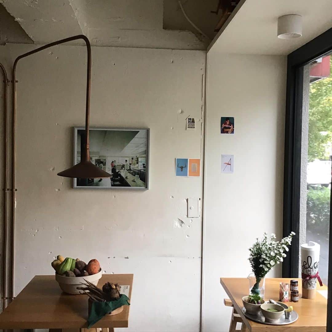 Pho 321 Noodle barのインスタグラム：「雨が降ったりやんだりの千駄ヶ谷の交差点の朝、銀杏並木の絨毯がきれいです。  奈良時代に編まれた万葉集で　百代草(モモヨグサ)と詠まれていたと云われる小さな菊、その年の山野花の中で最後に咲く花であること、父母の長寿(百代)を祈る植物として愛されていたようです。  早いもので　月も満ち、岐阜　ファームレガーロの畑から　11月最後の有機野菜便が到着、チャーテ　菊芋　山ごぼう　里芋　水菜　金時草....これからpho/bun veggie,3rd noodleの具材、comのお惣菜となってお目見え致します。  -今日は麺ではなく　ジャスミンライスと温かなスープの気分-そんなお客様には、side dishのミニライス(写真はトンポーロー)&summer roll 1/2&ミニスープの小さなセットもおすすめです。  本日も ゙11:30am opening 5:30pm last call 6pm closing中休みなしで開店致します。 同時間で　local delivery service’chompy’とUber eatsも稼働、ふたつのアプリケーションをdlのうえ、ご都合に合わせてご利用下さい。  店内で召し上がっていただくのと同じように「パクチーなし」「パクチー別添え」「ミント ピーナッツ 胡麻　抜き」など、メモ欄にご記入下さいませ📝 苦手な食材、アレルギーのもとなど、1人ひとりのお客様に合わせて、出来る限り、ご対応させていただきます。  お店の大切な節目にスワッグやリース、ブーケを作っていただいているdgayasandoこと千駄ヶ谷の隣人のおひとり　the motto house tokyo/veinさんが本日で4周年を迎えられます。  朝晩だいぶ冷え込むようになってまいりました。 しっとりと明かるく温かくお過ごし下さいませ。  this week organic veggie:pokeweed,christophere,taro,potherb okinawan spinach,silky sweet,yellow carrots,yellow beetroot and more.  today’s beautiful flowers:vein/the motto house tokyo @veintokyo @themotthousetokyo 🏡  today’s opening bgm📻‘sunday song book’(Tokyo fm key station 80.0mhz)🐠🍩」